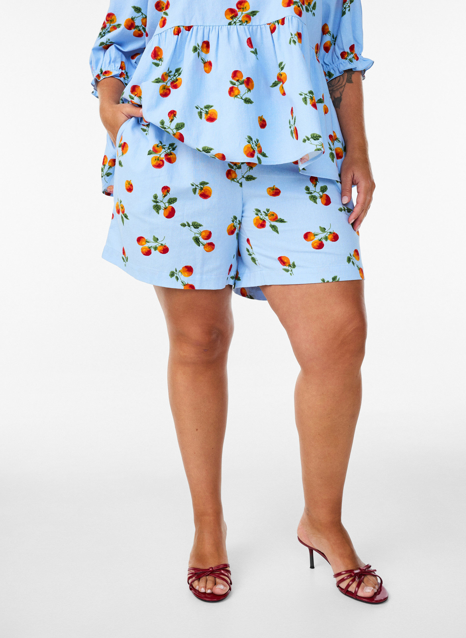 ZizziShort taille haute en coton &agrave; imprim&eacute; tomates, Bleu Clair, Model image number 0
