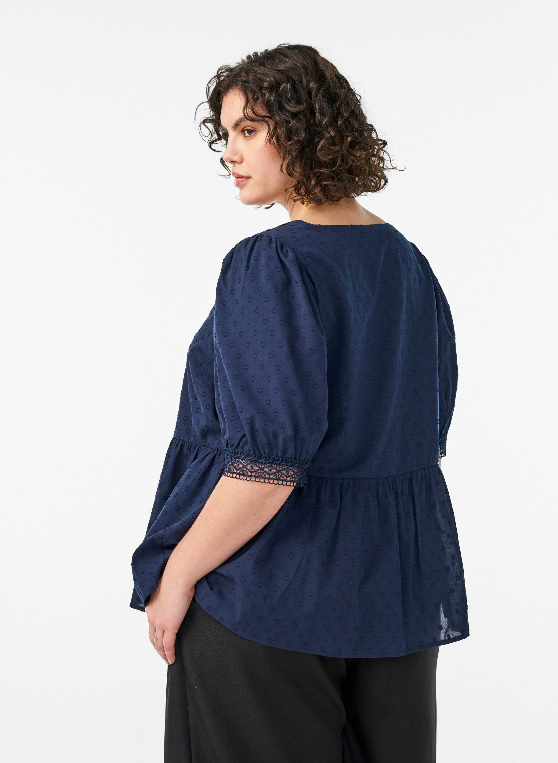 Zizzi Blouse en coton textur&eacute; avec d&eacute;tails en crochet, Bleu, Model image number 2