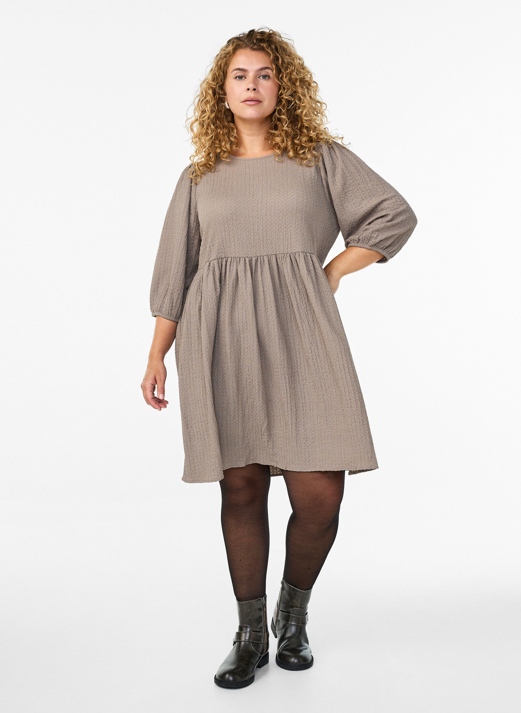 Zizzi FLASH - Robe courte textur&eacute;e &agrave; manches 3/4, Beige, Model image number 1