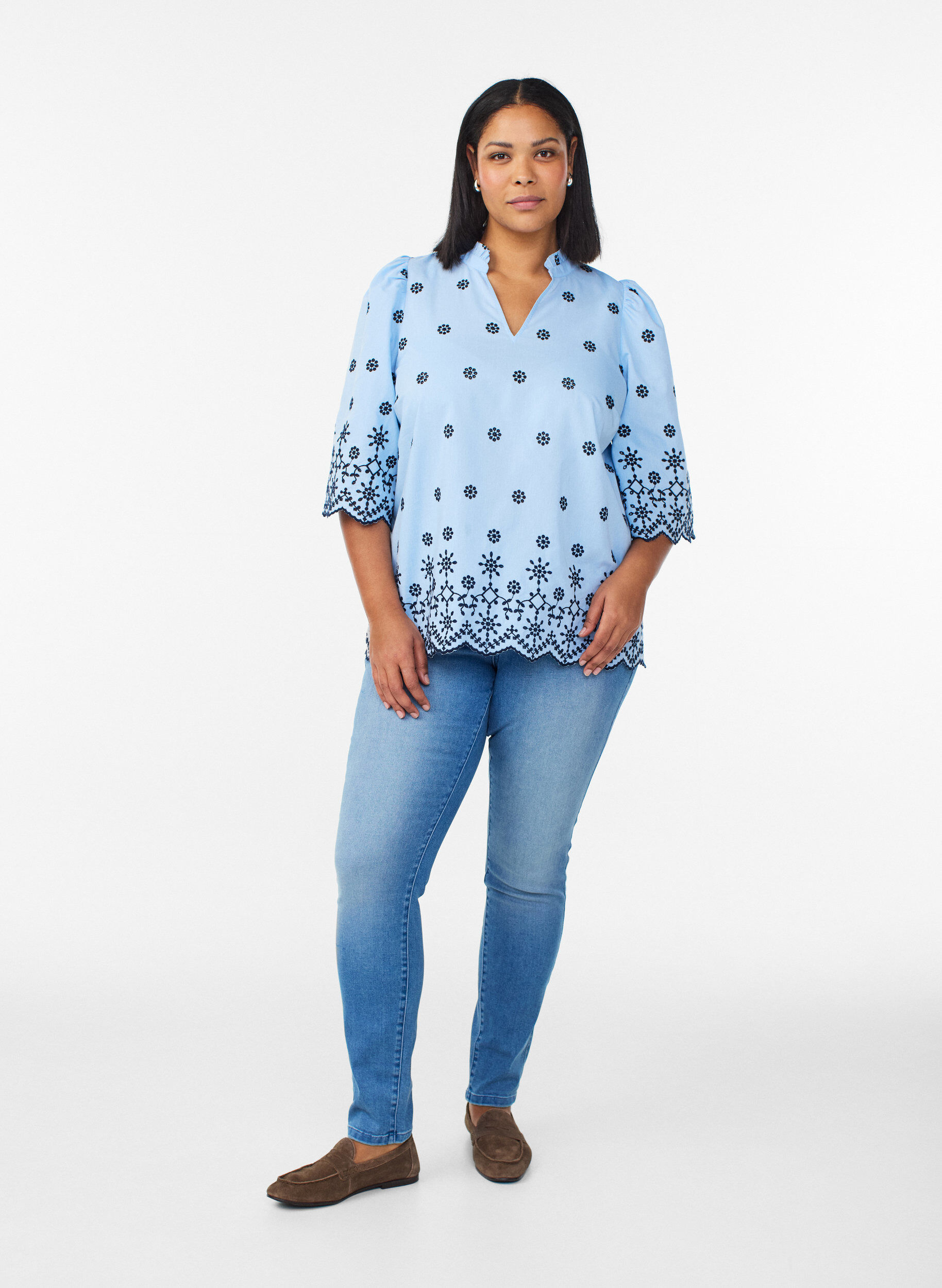 Zizzi Blouse avec manches 3/4 et motif brod&eacute;, Bleu, Model image number 1