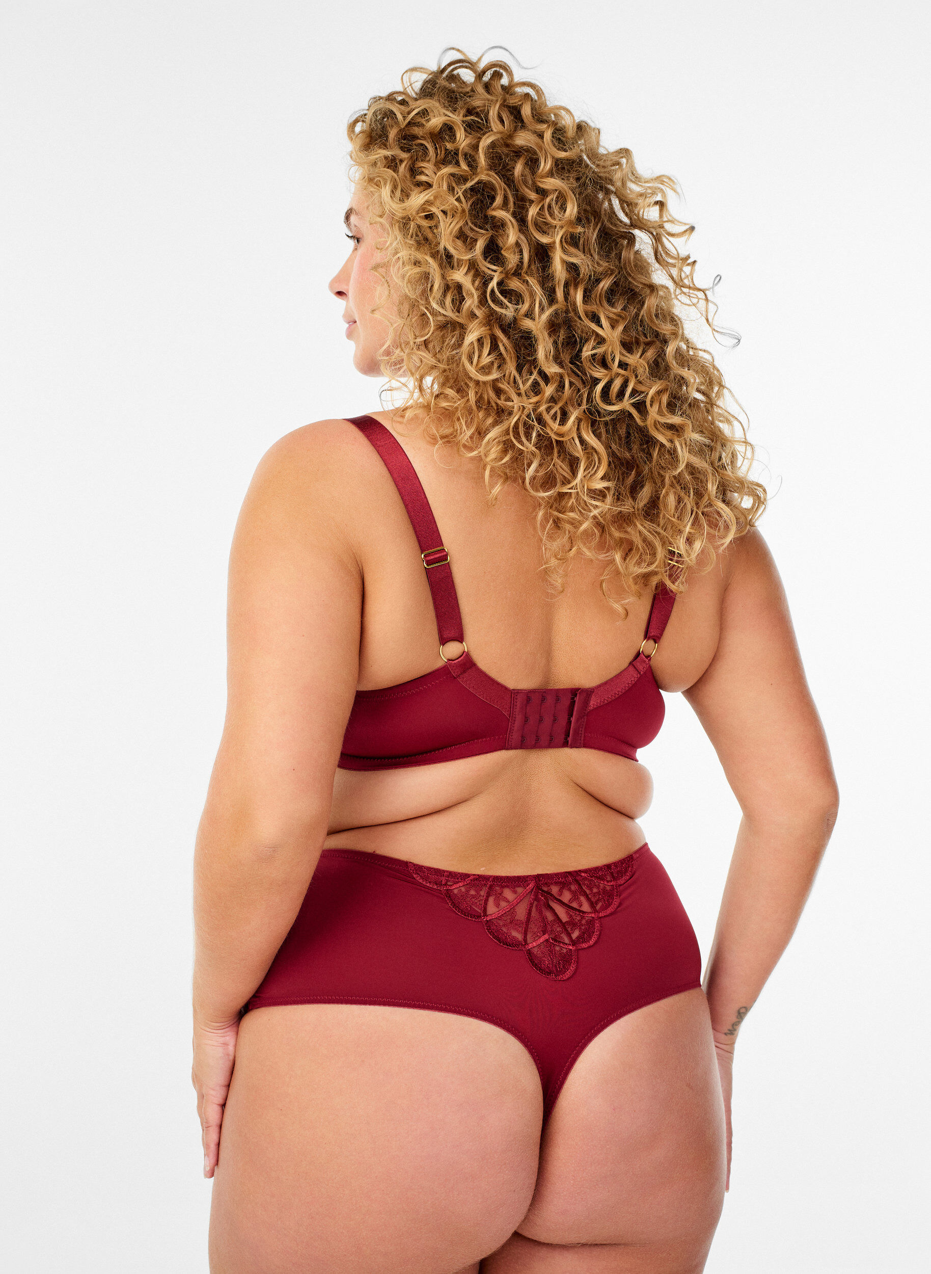 Zizzi Soutien-gorge avec dentelle brod&eacute;e et bonnets moul&eacute;s, Bordeaux fonc&eacute;, Model image number 2