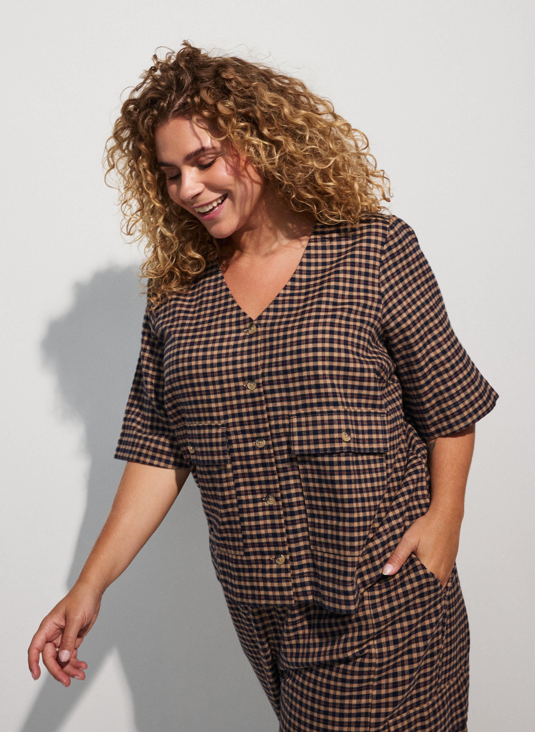 Geruite blouse met borstzakken, Bruin, Model