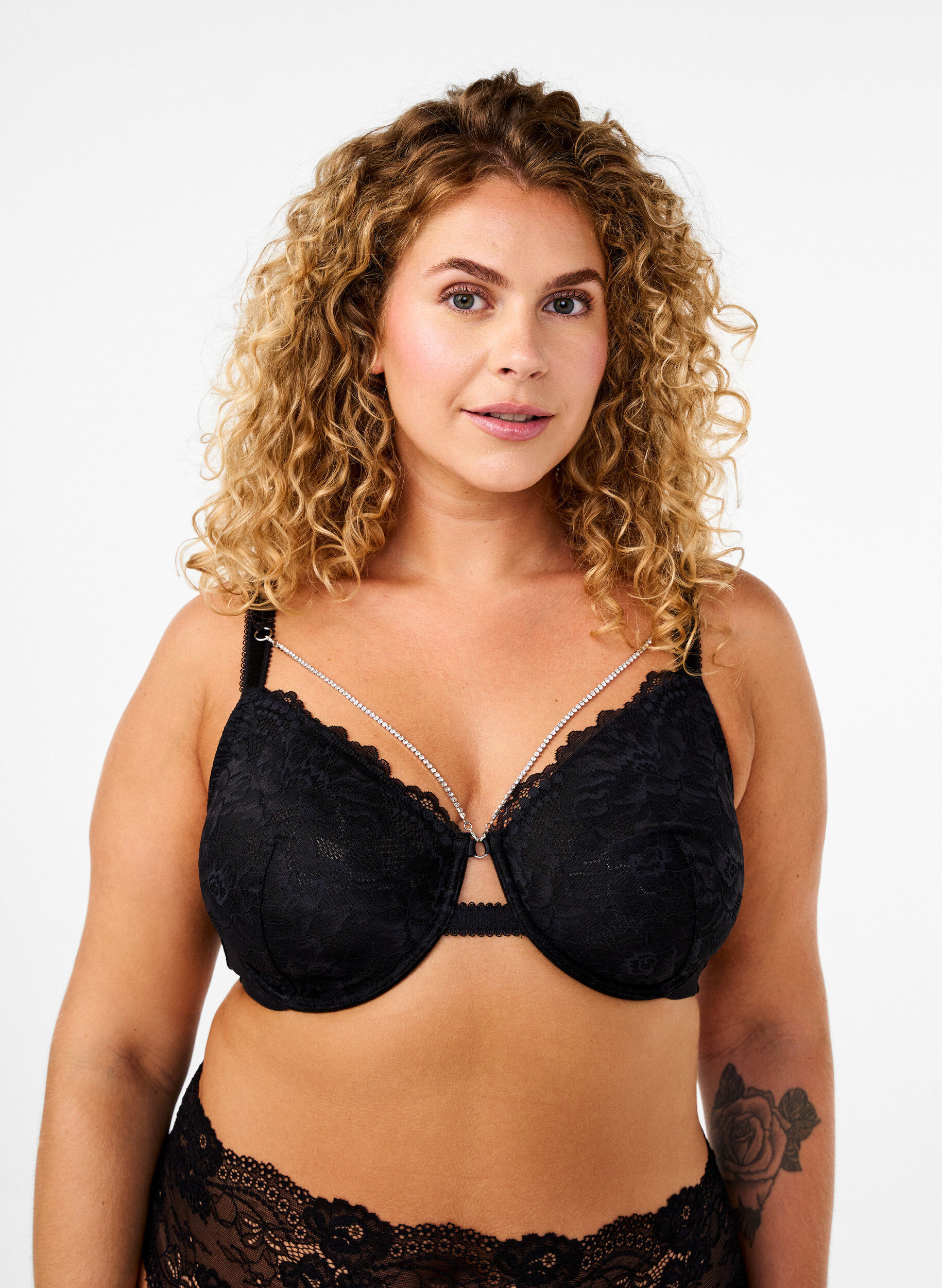 Zizzi Soutien-gorge couvrant en dentelle avec d&eacute;tail cha&icirc;ne, Black, Model image number 0