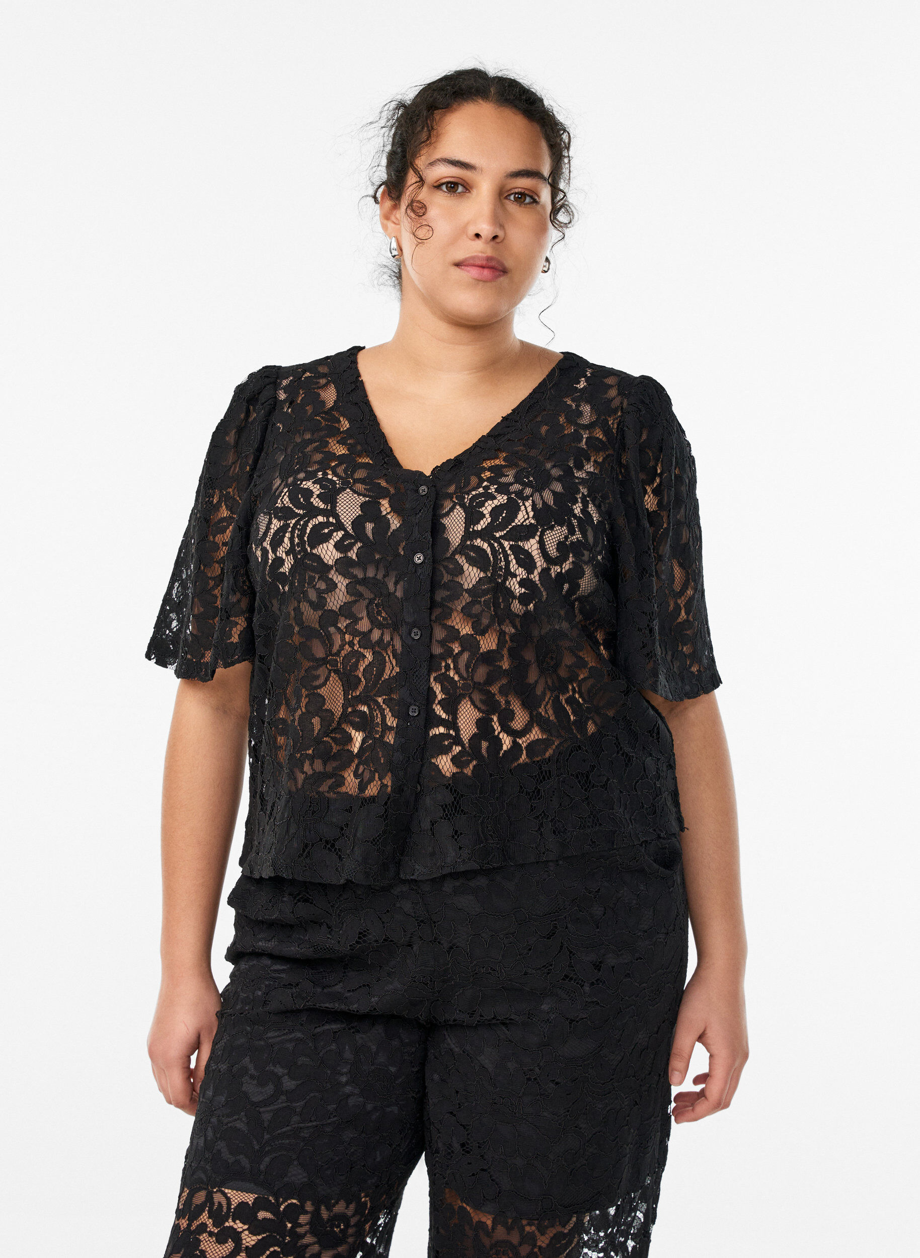 Zizzi Blouse en dentelle &agrave; manches courtes et col V, Noir, Model image number 0