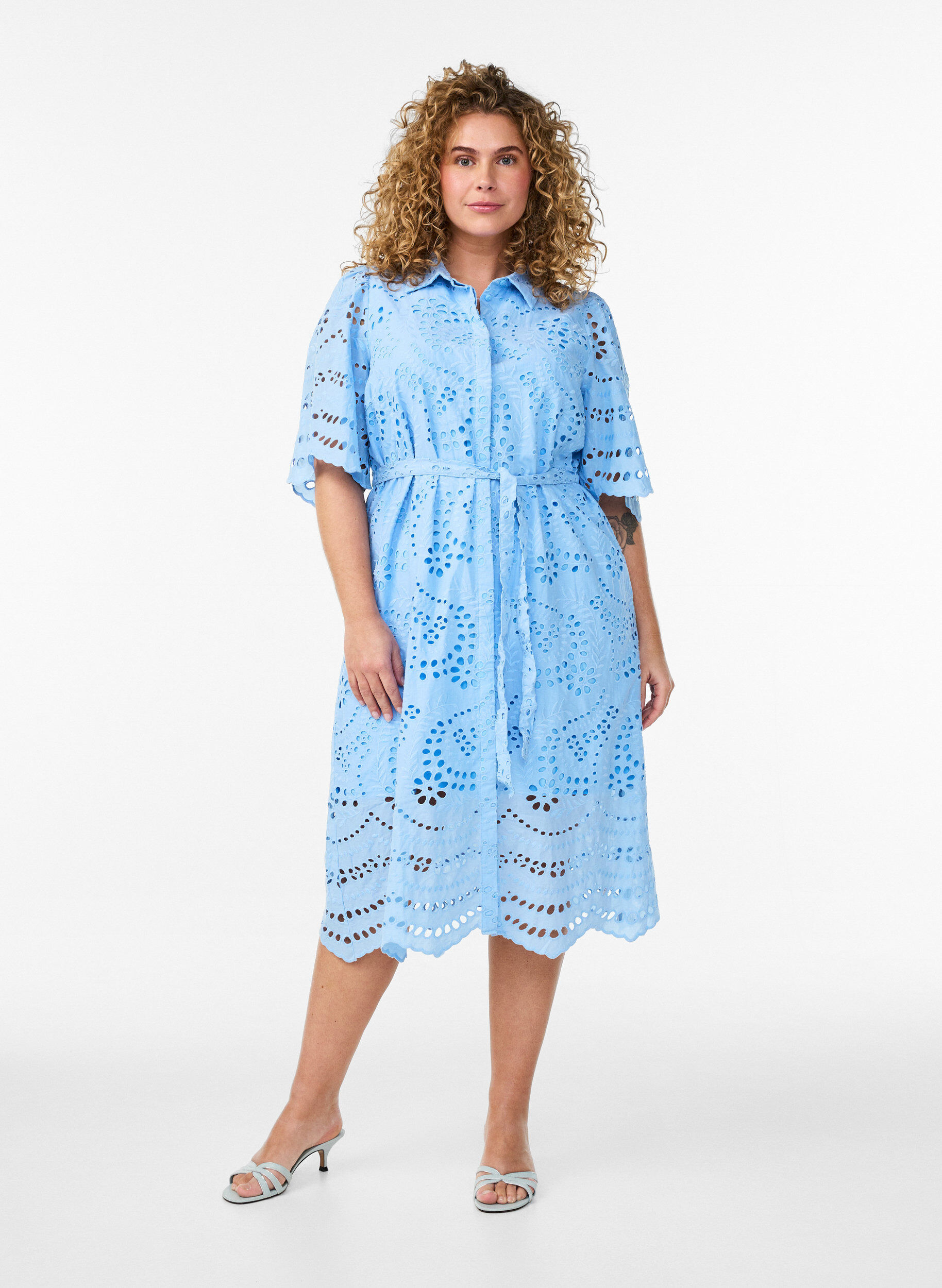 ZizziRobe chemise en broderie anglaise avec une ceinture &agrave; nouer, Bleu, Model image number 1