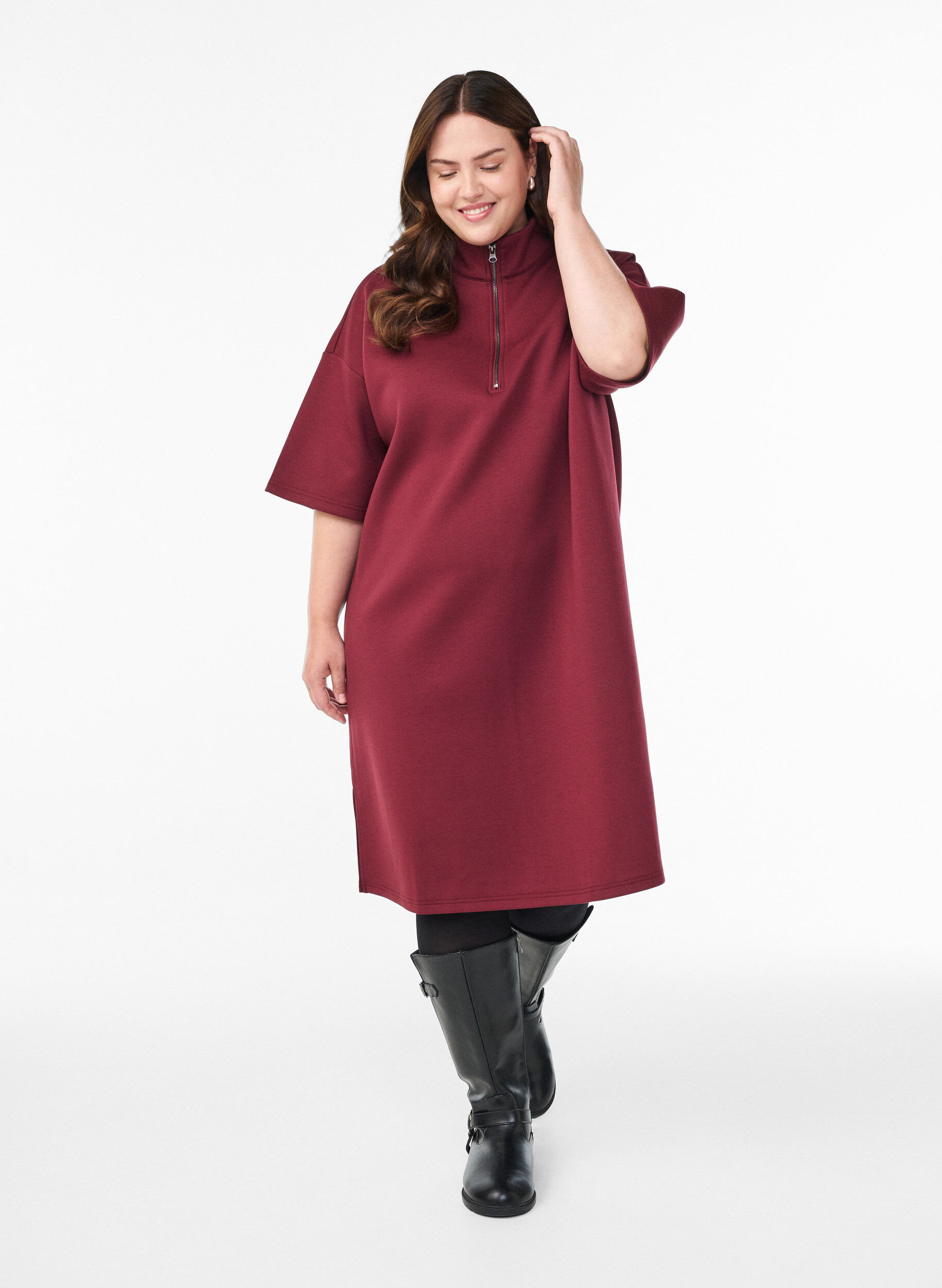 Zizzi Robe sweat courte avec col montant et zip, Bordeaux fonc&eacute;, Model image number 1