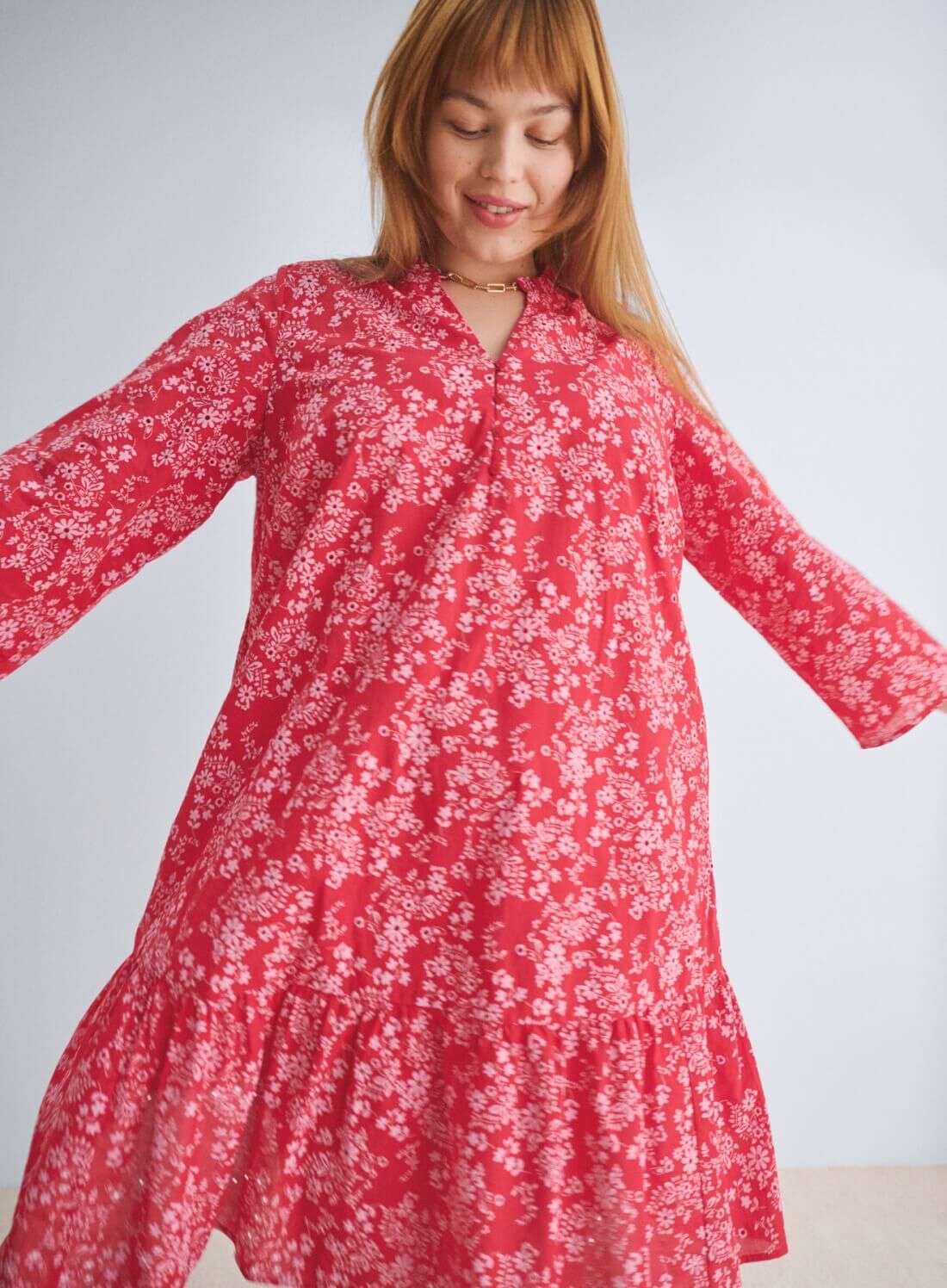 ZizziJurk in rood met bloemen, , Model