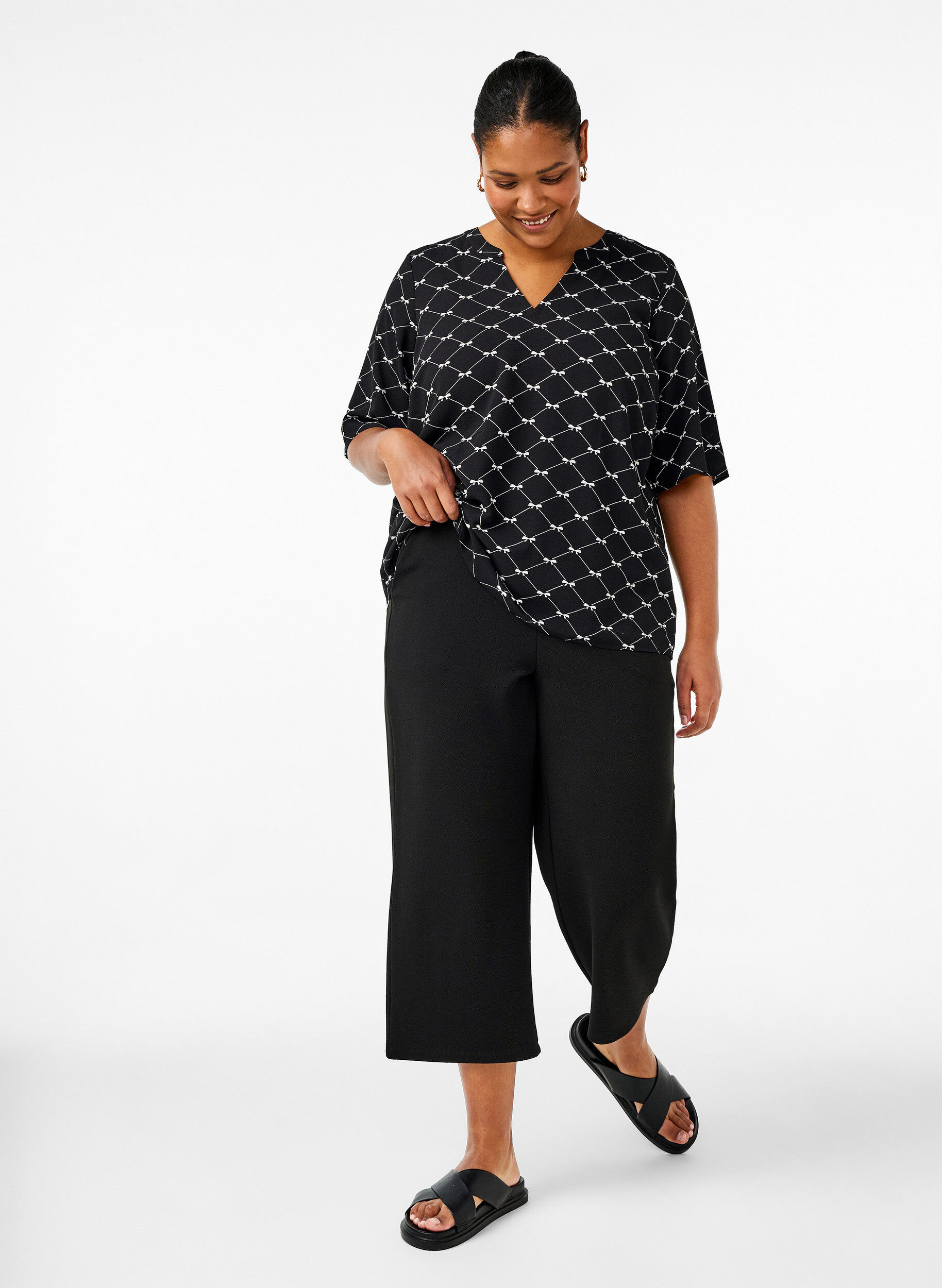 Zizzi Chemisier &agrave; col en V avec imprim&eacute; de n&oelig;ud, Black Bow AOP, Model image number 2