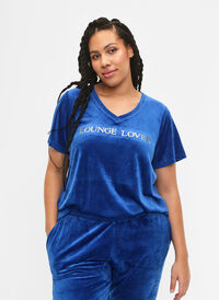 T-shirt en velours avec un col en V, Monaco Blue, Model
