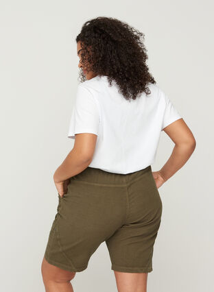 Short ample avec poches en coton, Ivy Green, Model image number 1