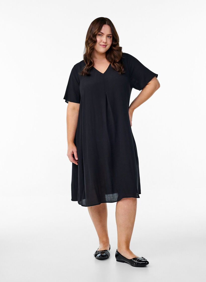 Robe &eacute;vas&eacute;e en viscose, Noir, Model image number 1