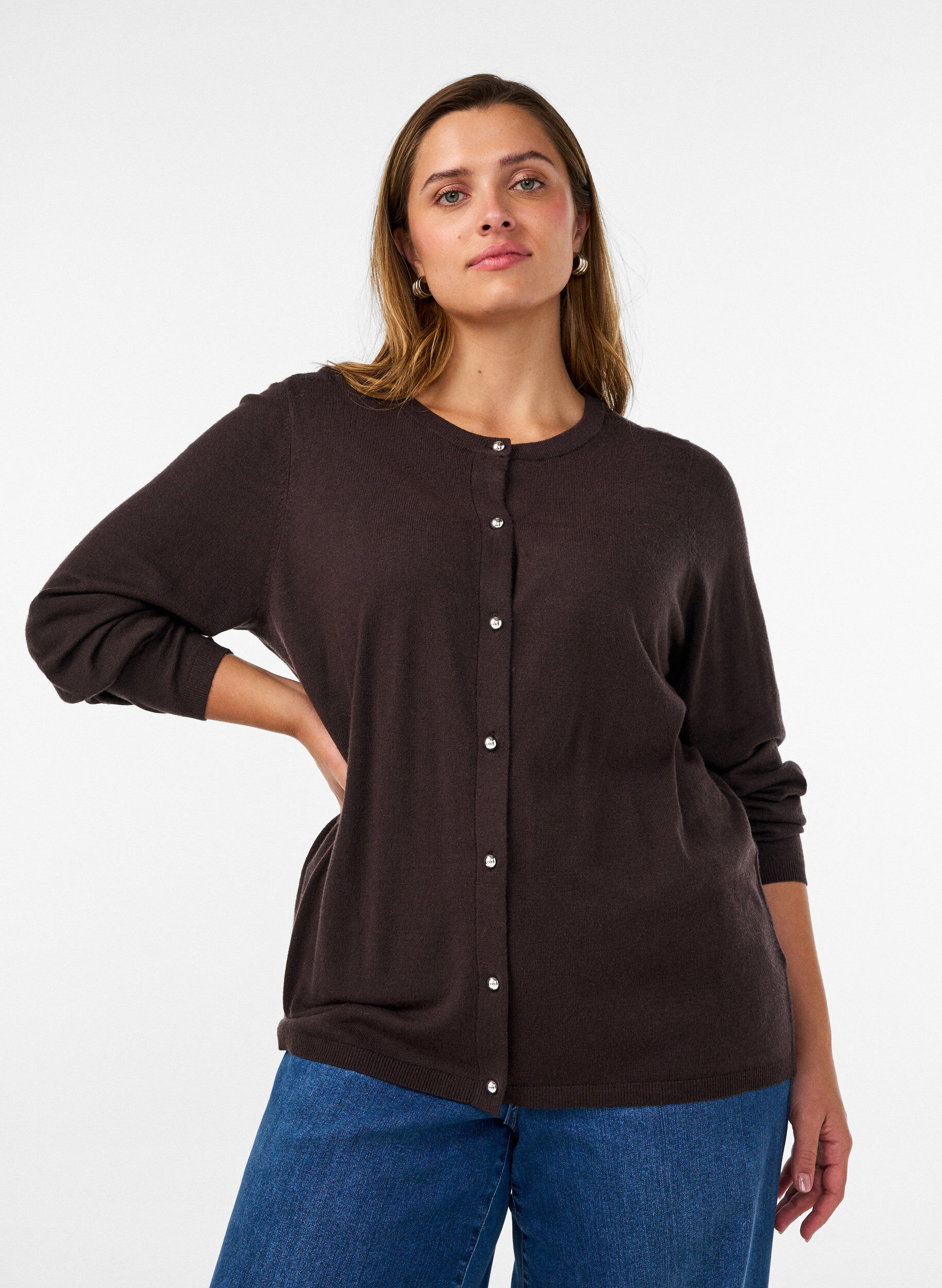 Cardigan avec des boutons ronds, Marron, Model