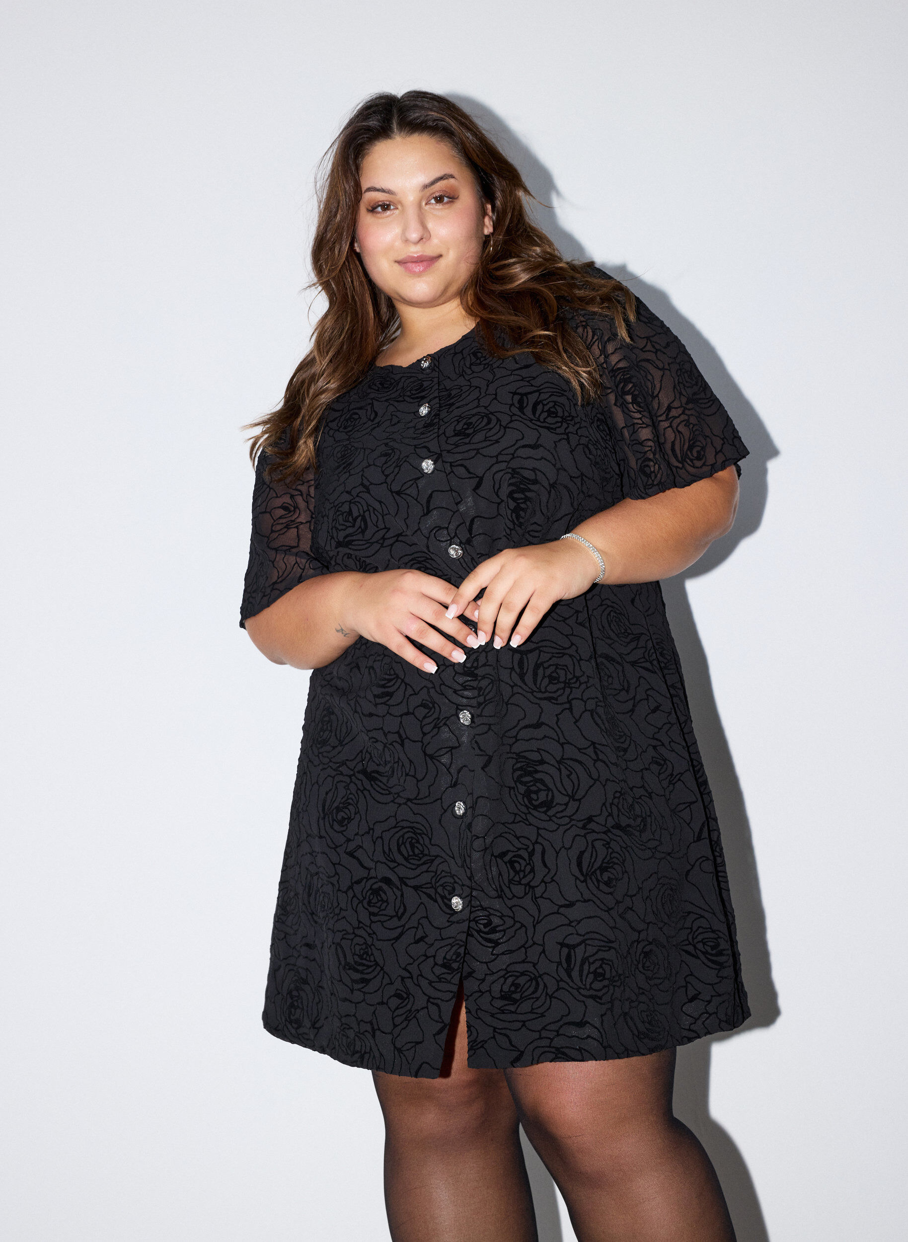Korte jurk met rozenprint en knopen, Zwart, Model