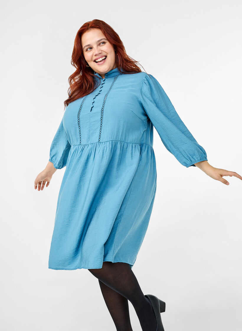 Robe à longueur du genou à broderies et manches 3/4, Blue Heaven, Image image number 0