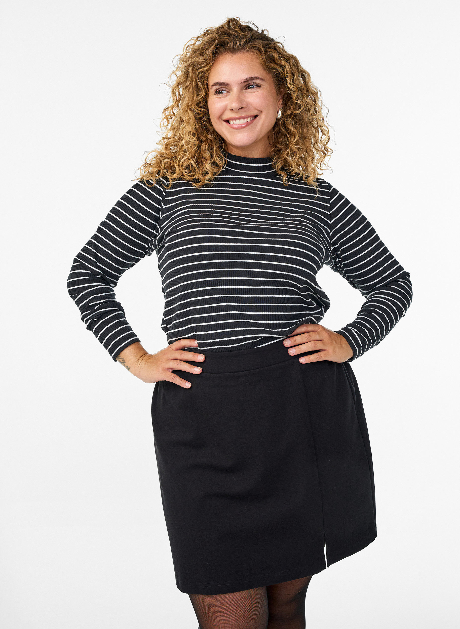 Jupe courte en jersey avec fente, Noir, Model