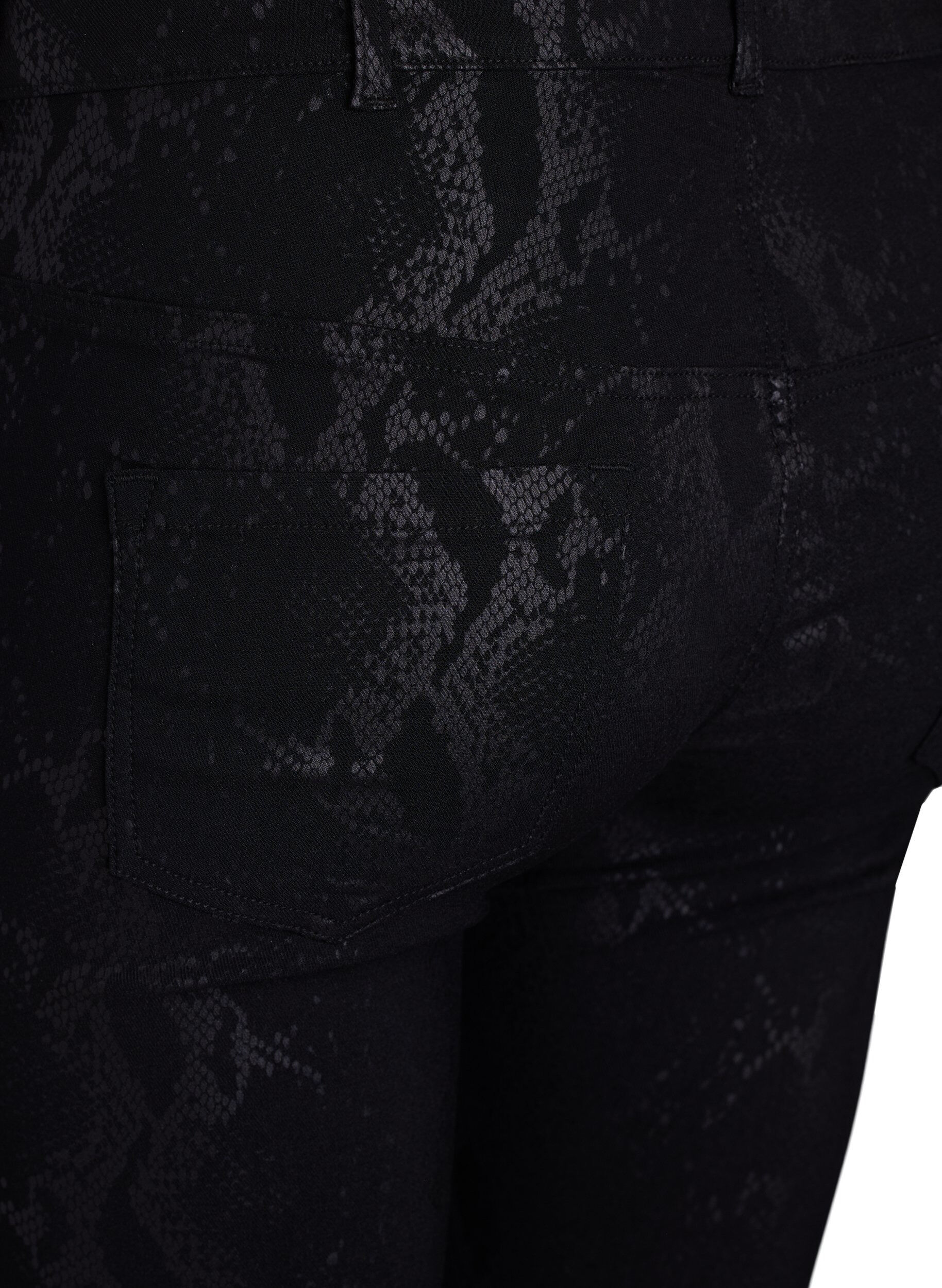 Zizzi Pantalon slim &agrave; imprim&eacute; serpent, Noir, Packshot image number 3
