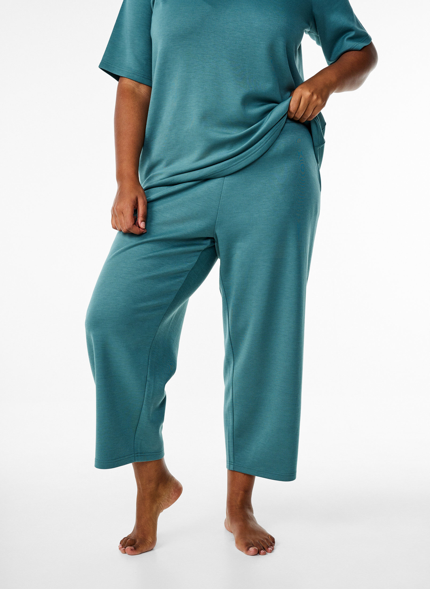 Zizzi7/8 modal mix broek met zakken, Groen, Model image number 2