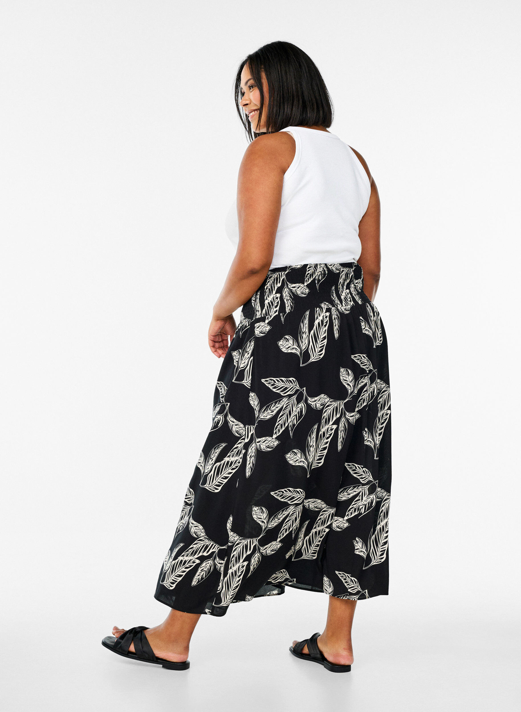 ZizziMaxi rok in viscose met smokwerk, Zwart, Model image number 1