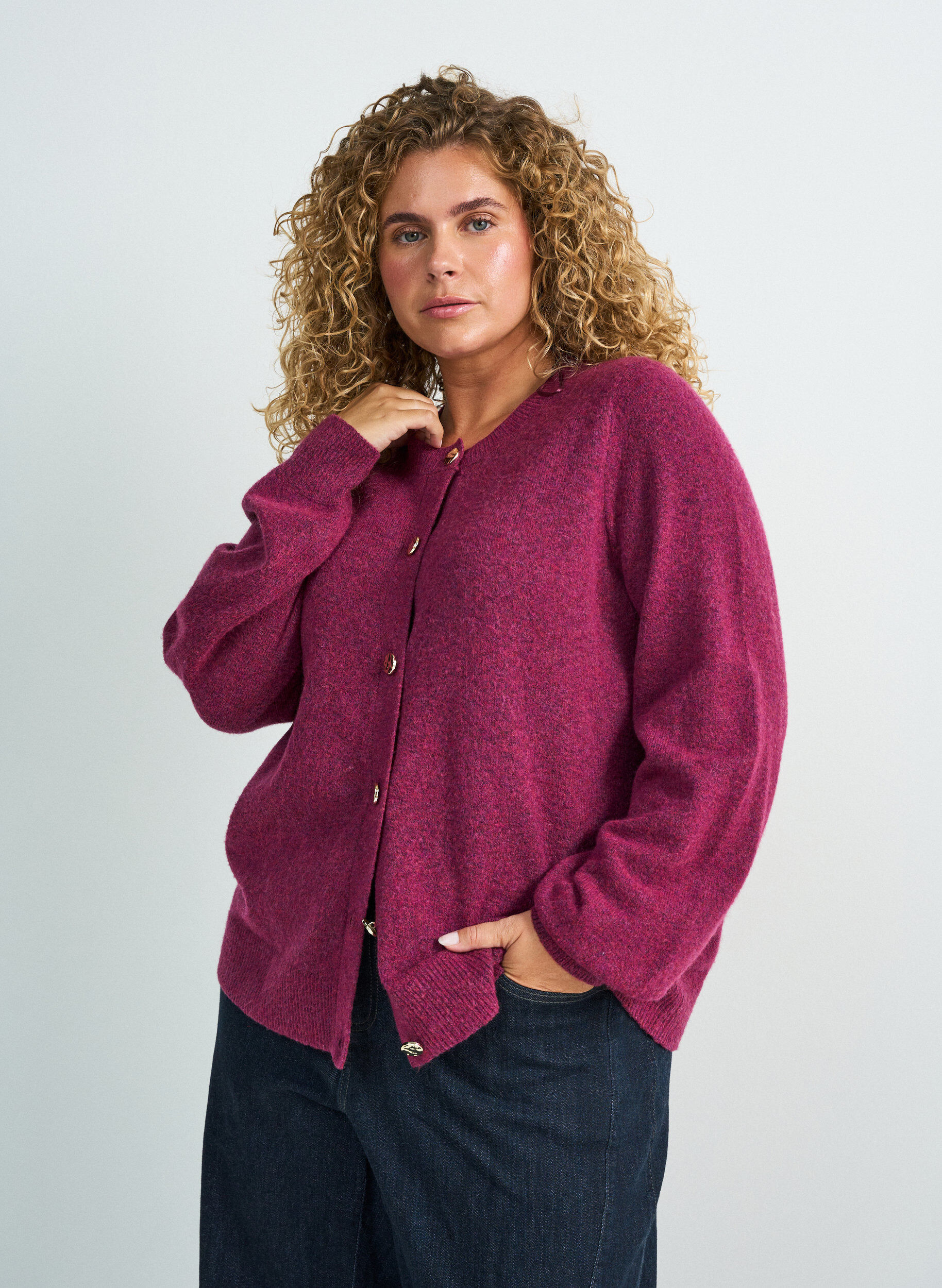 Vest in zacht breisel met goudkleurige knopen, Rood, Model