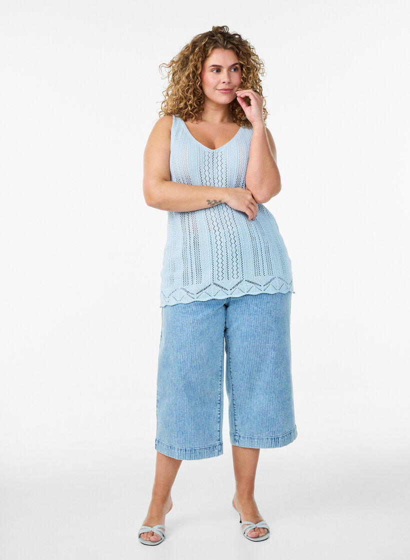 Top en maille avec broderie ajour&eacute;e et col V, Bleu Clair, Model image number 1