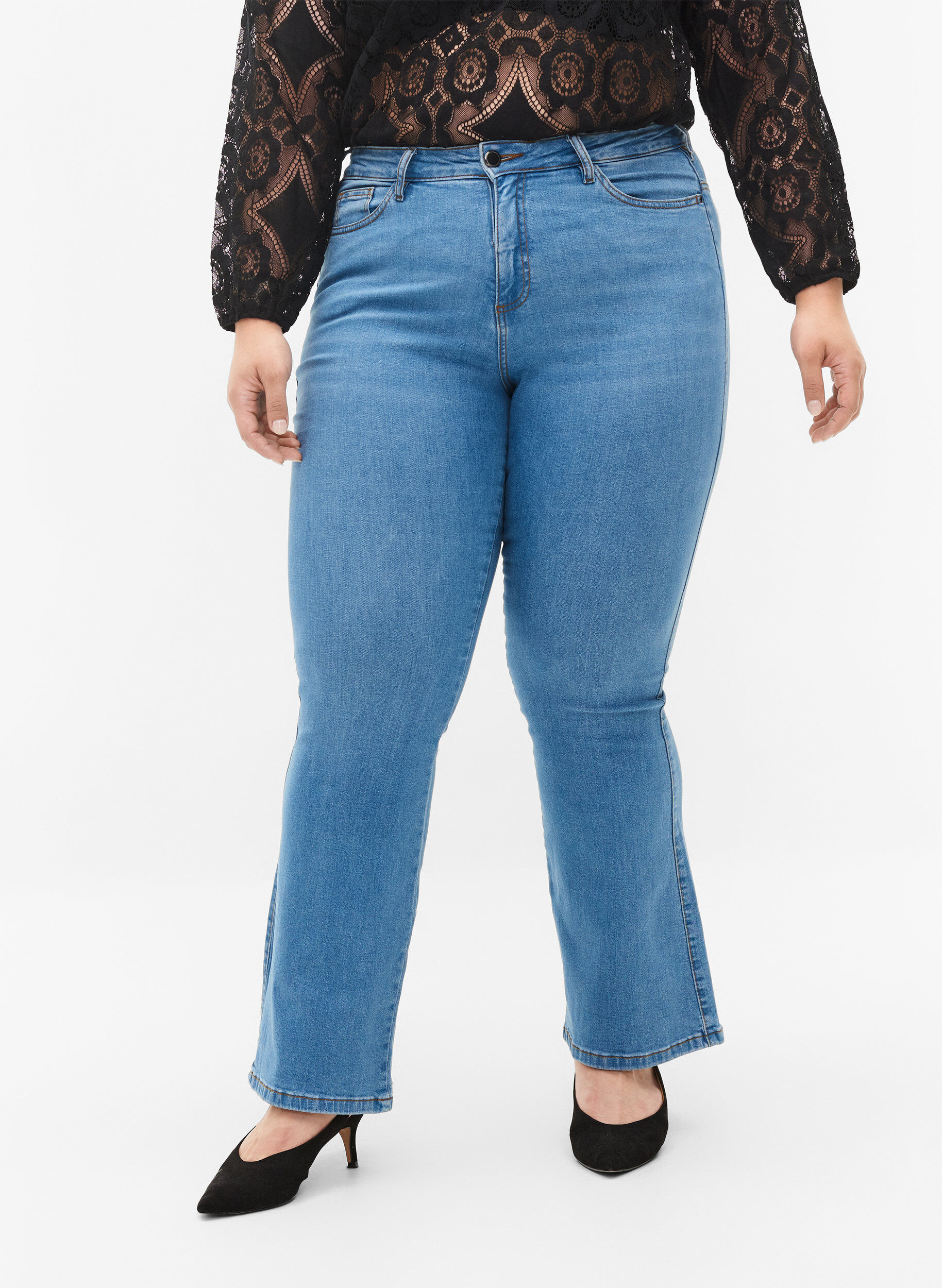 Zizzi Jeans bootcut Ellen &agrave; taille haute, Bleu Clair, Model image number 3