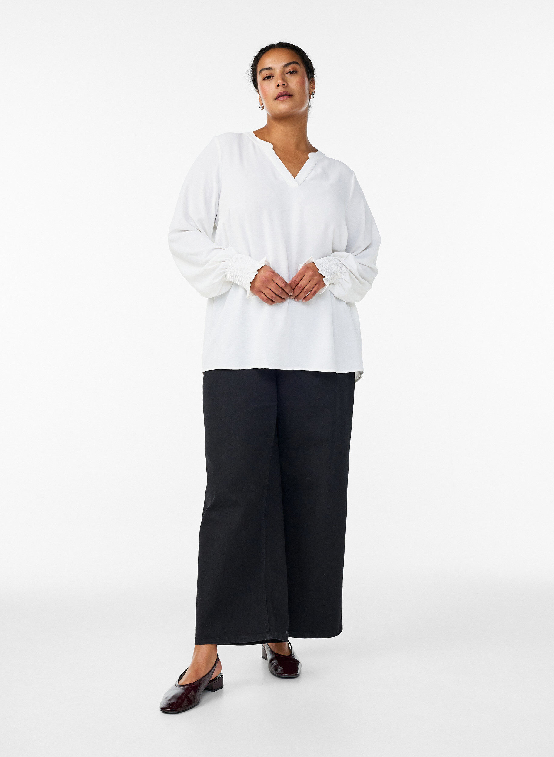 Zizzi Blouse avec poignets smock&eacute;s et col en V, Vanille, Model image number 1