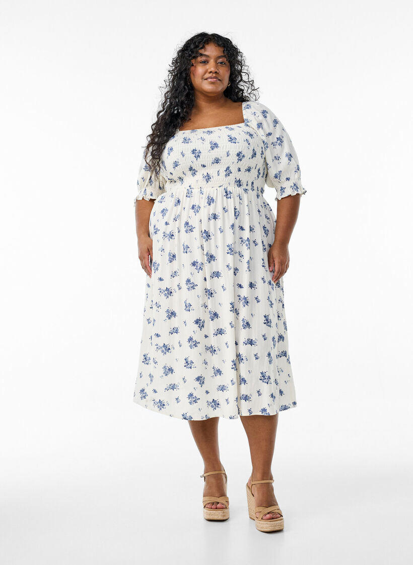 Robe midi en viscose &agrave; fleurs avec smock, Blanc, Model image number 0