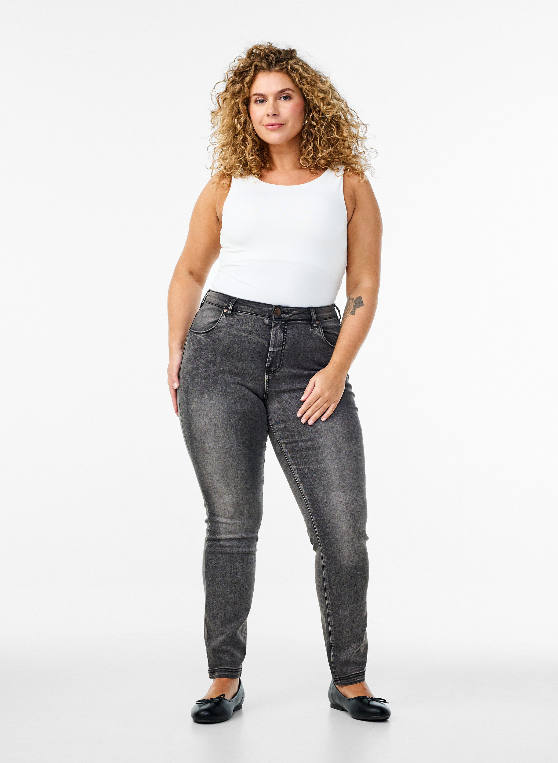 Zizzi Jeans Emily Slim fit &agrave; taille r&eacute;guli&egrave;re, Gris anthracite, Model image number 0