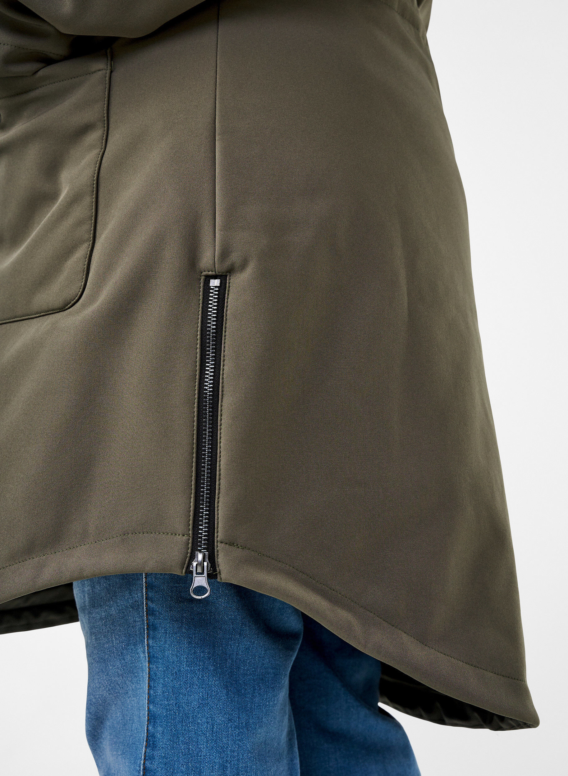 Zizzi Veste softshell r&eacute;sistante &agrave; l'eau avec doublure matelass&eacute;e, Vert fonc&eacute;, Model image number 3