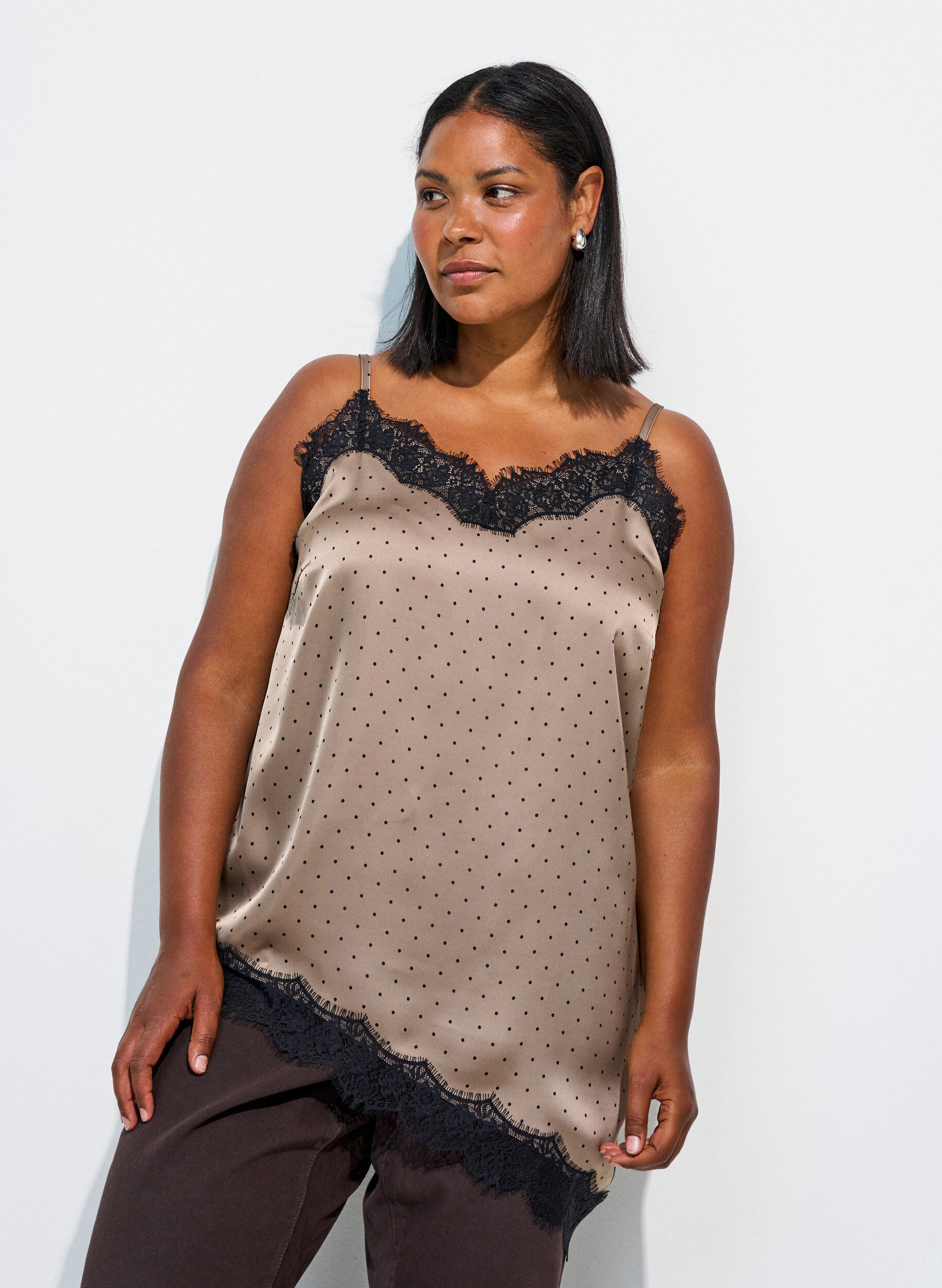Top &agrave; fines bretelles avec dentelle et ourlet asym&eacute;trique, Beige, Model