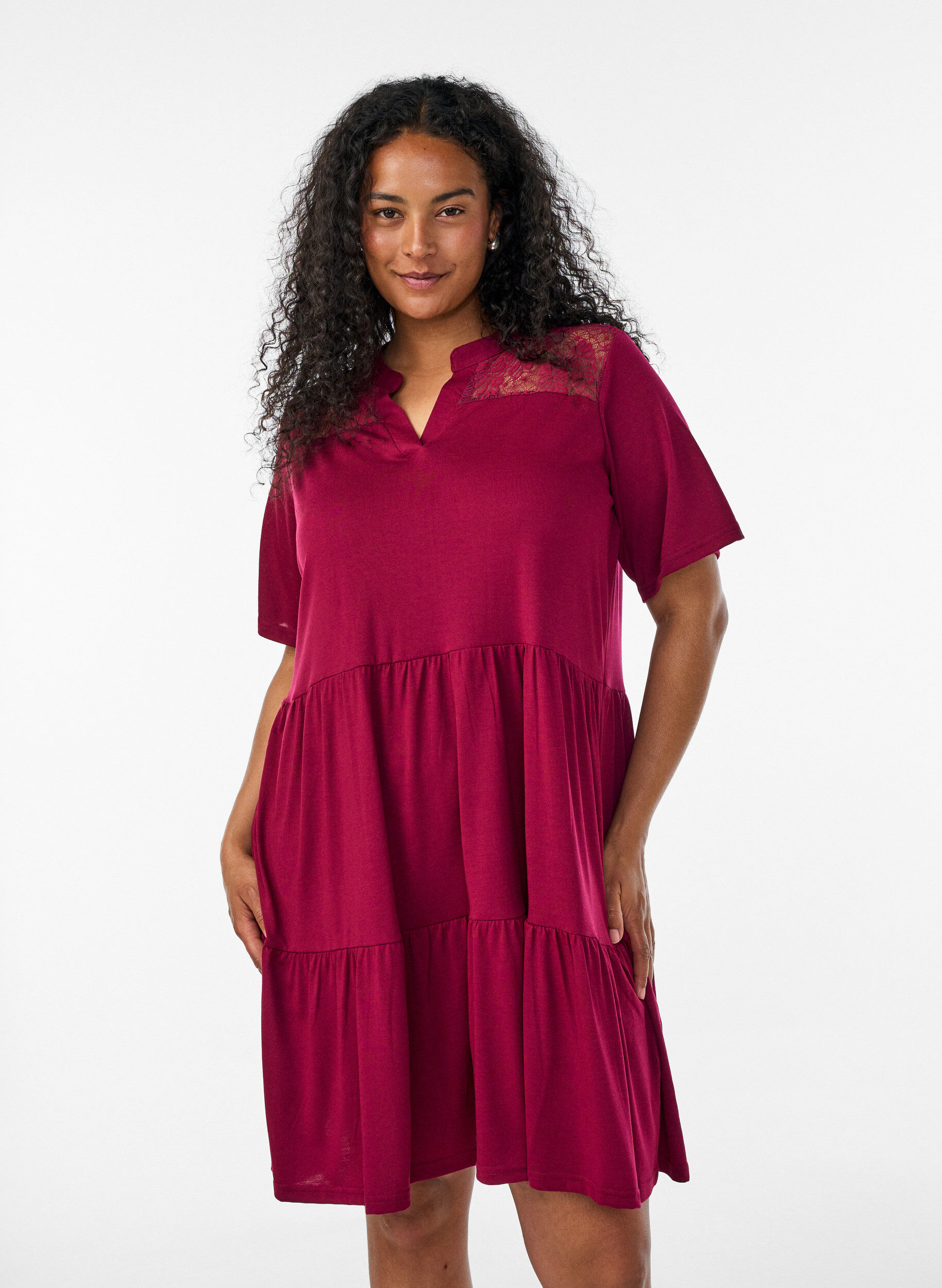 ZizziRobe en jersey avec d&eacute;tails en dentelle et jupe superpos&eacute;e, Rouge, Model image number 0
