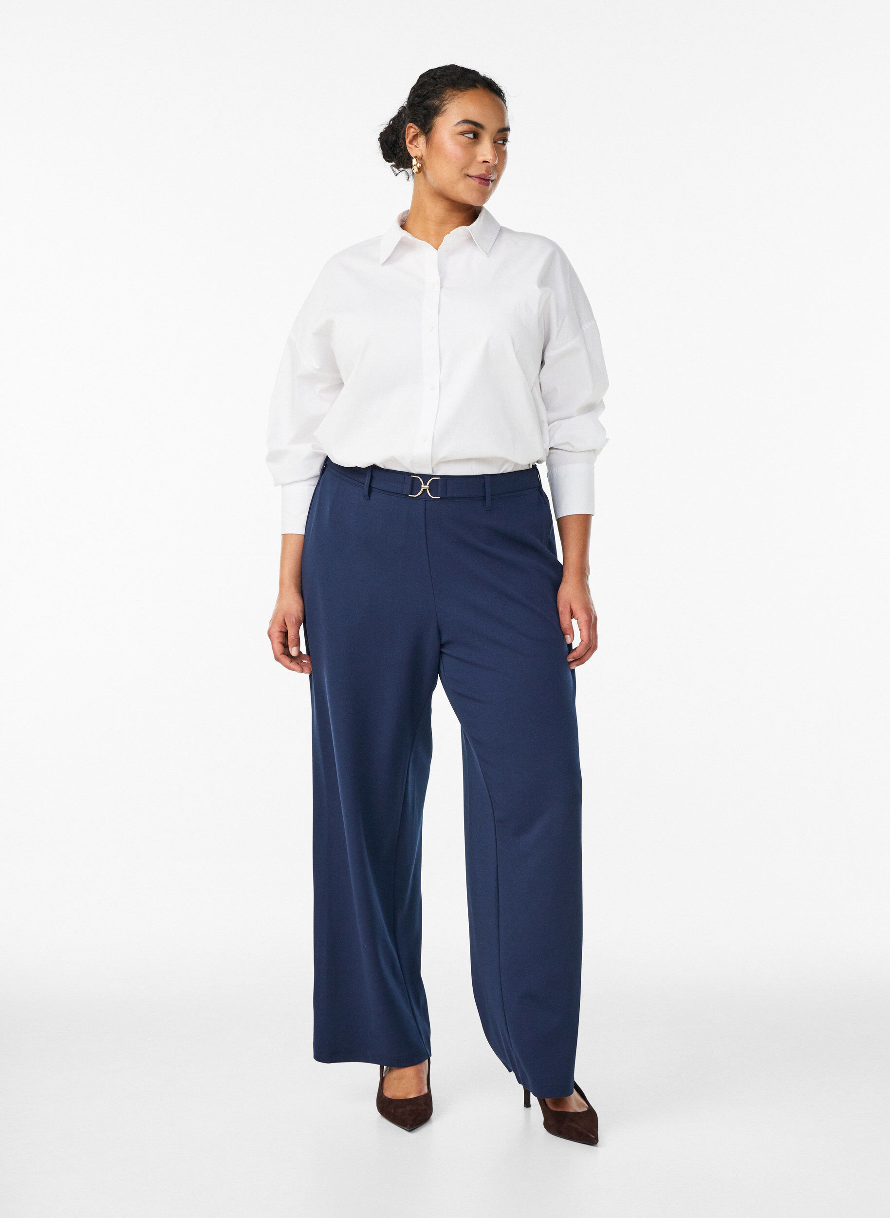 Pantalon taille haute avec ceinture et boucle dor&eacute;e, Bleu, Model