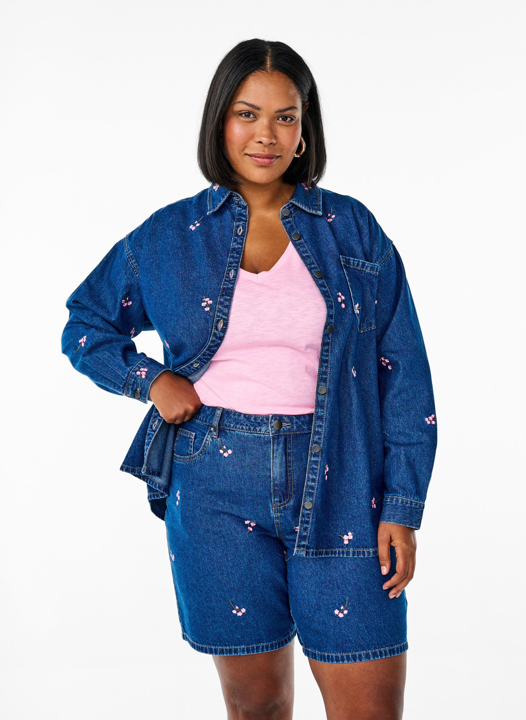 ZizziKorte spijkerbroek met geborduurde aardbeien, Blauw, Model image number 0