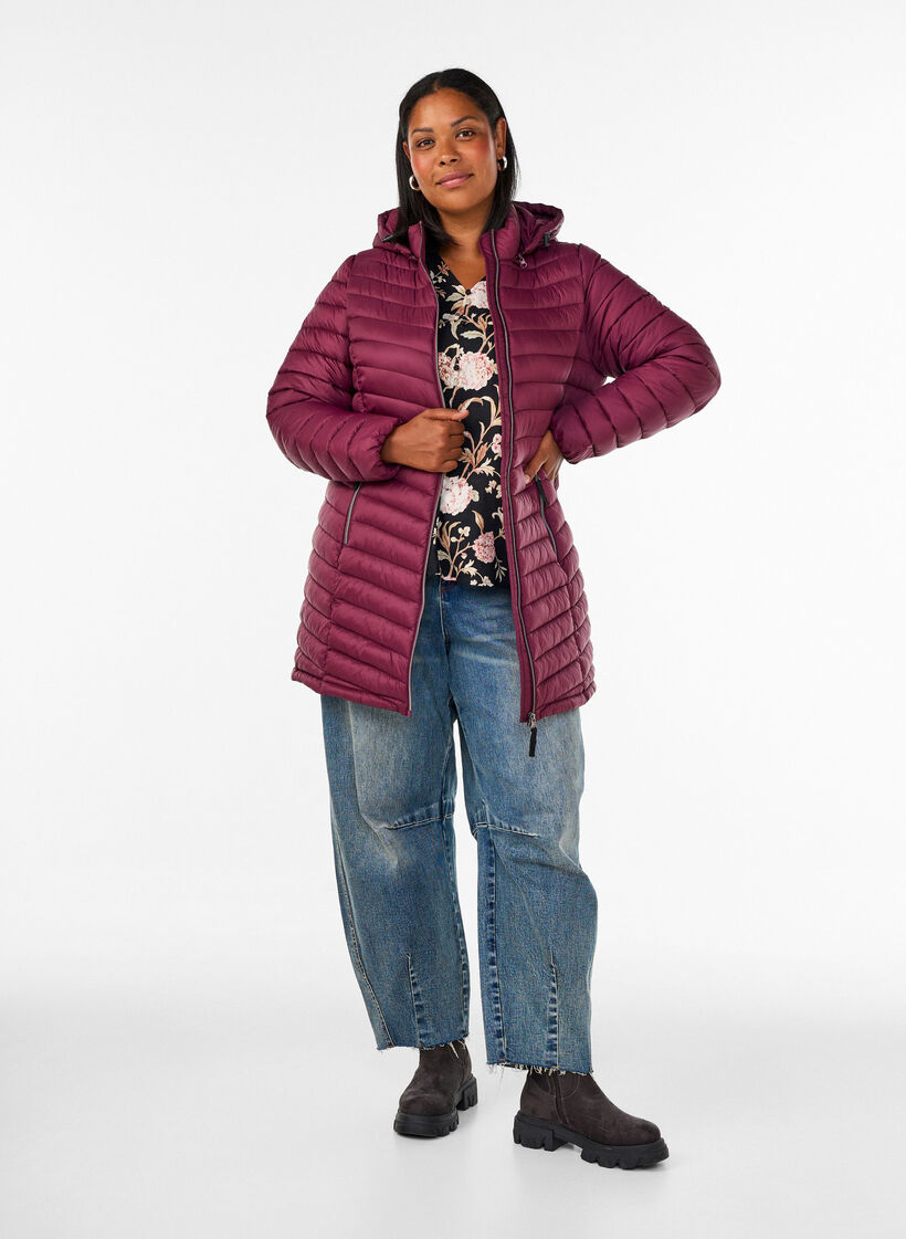 Veste l&eacute;g&egrave;re avec des poches et une capuche d&eacute;tachable, Bordeaux, Model image number 1