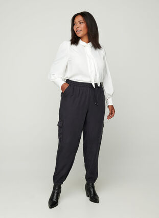 Pantalon en lyocell avec de grandes poches, Black, Model image number 2
