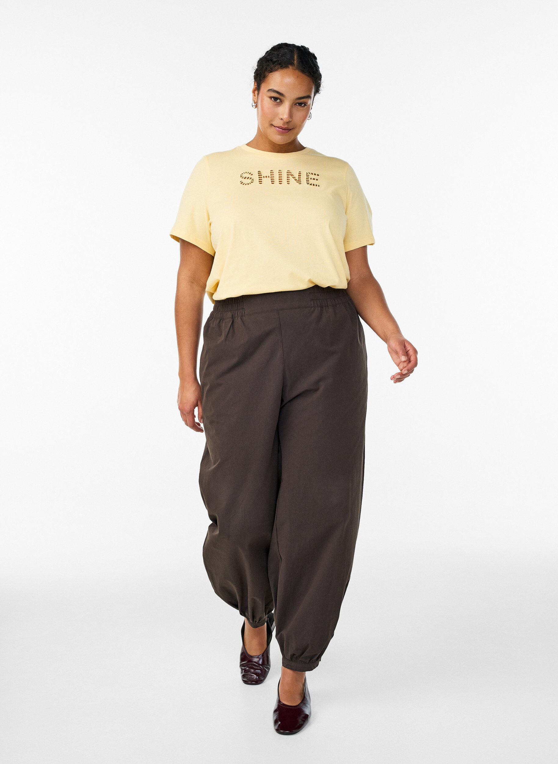 ZizziKatoenen T-shirt met geborduurde tekst, Geel, Model image number 1