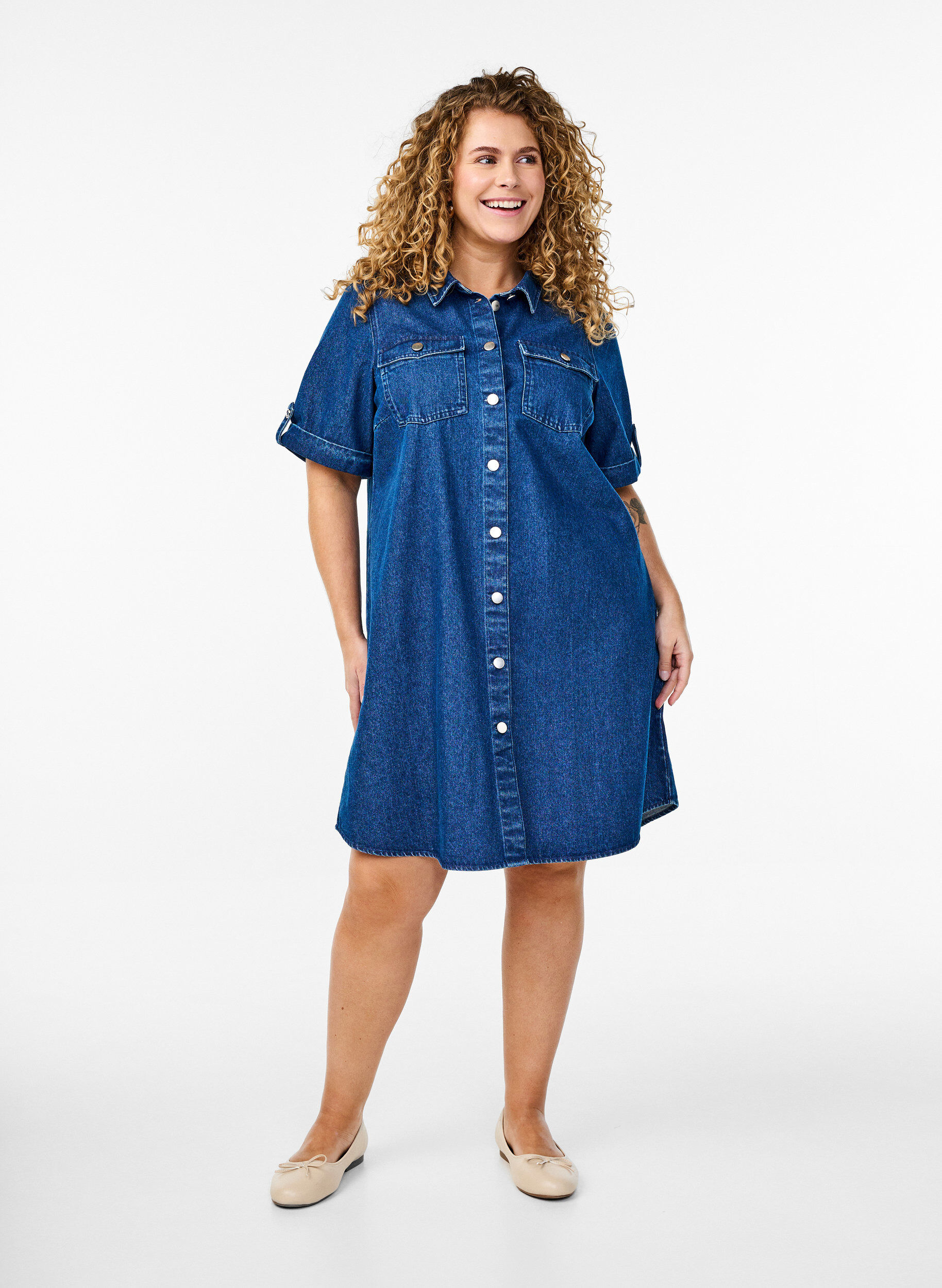 Zizzi Robe en denim avec manches courtes et boutons, Bleu, Model image number 1
