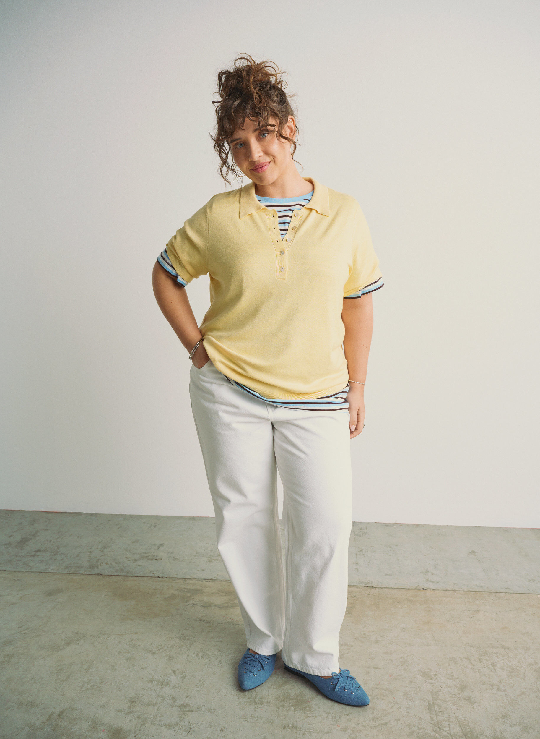 Jean &agrave; coupe droite et &agrave; ceinture &agrave; nouer