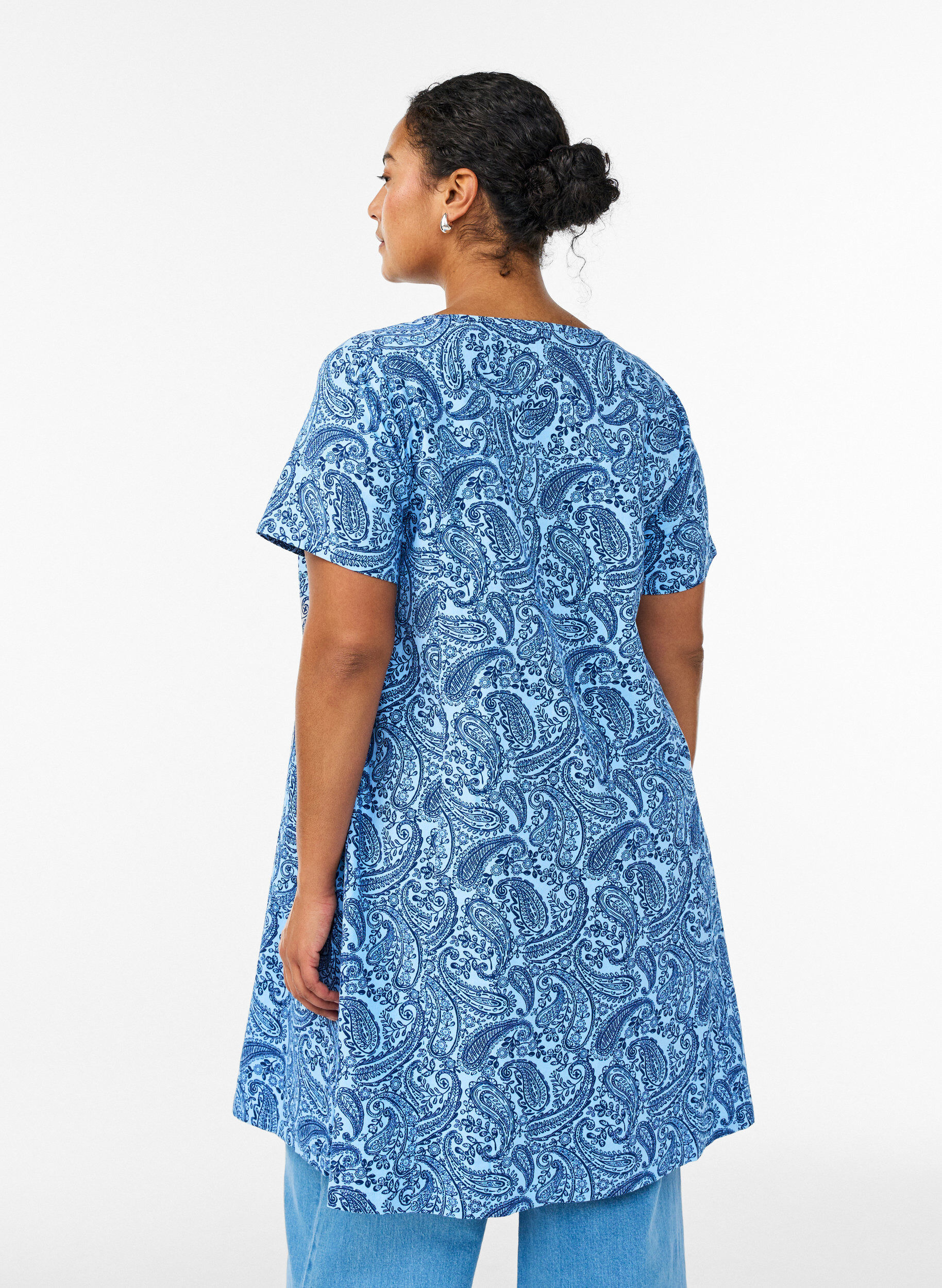 Zizzi Robe courte &eacute;vas&eacute;e avec imprim&eacute; cachemire, Bleu Clair, Model image number 2