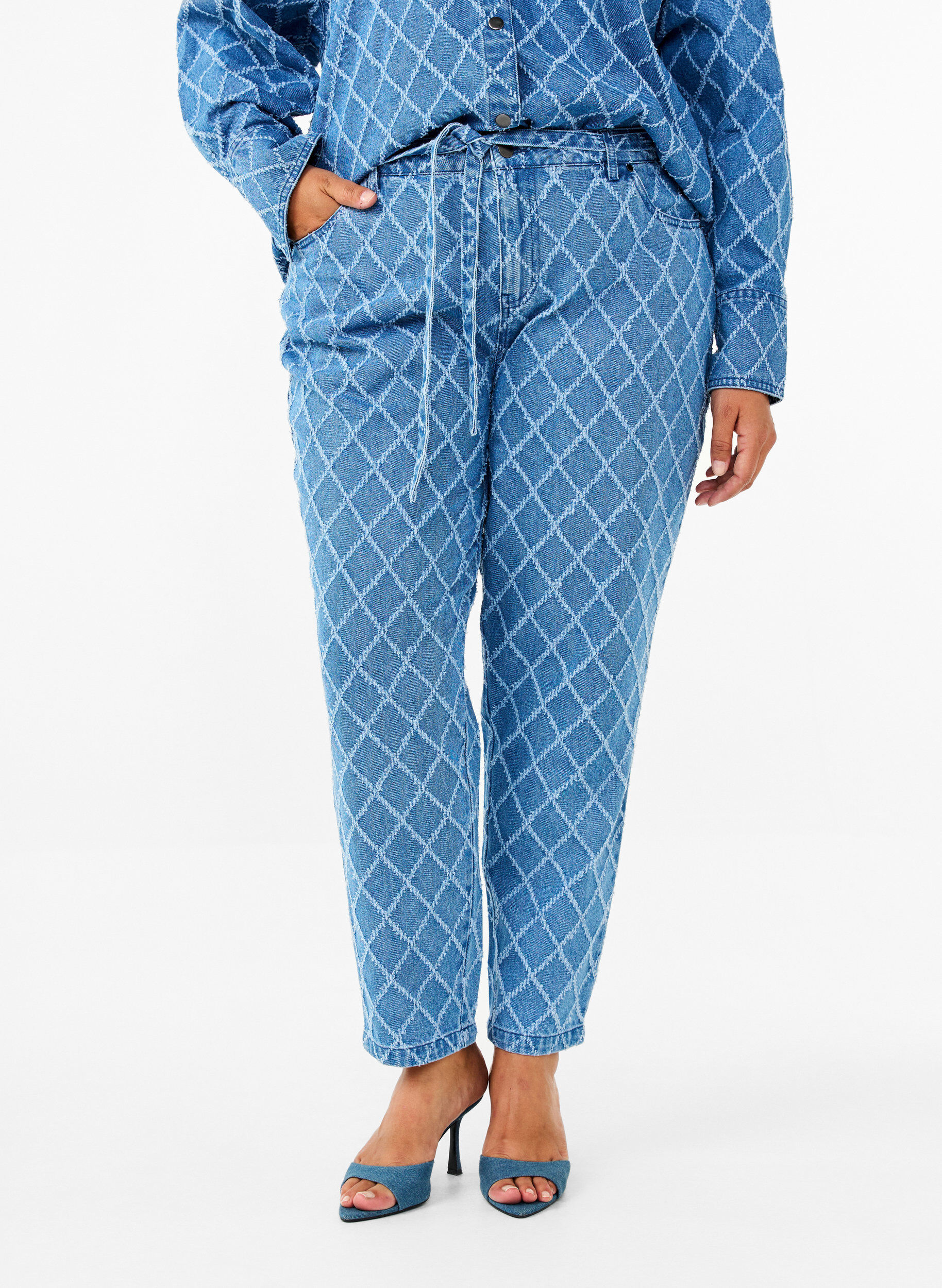 Zizzi  jeans Mille 3/4 &agrave; motif destroy, Blue Denim, Model image number 2