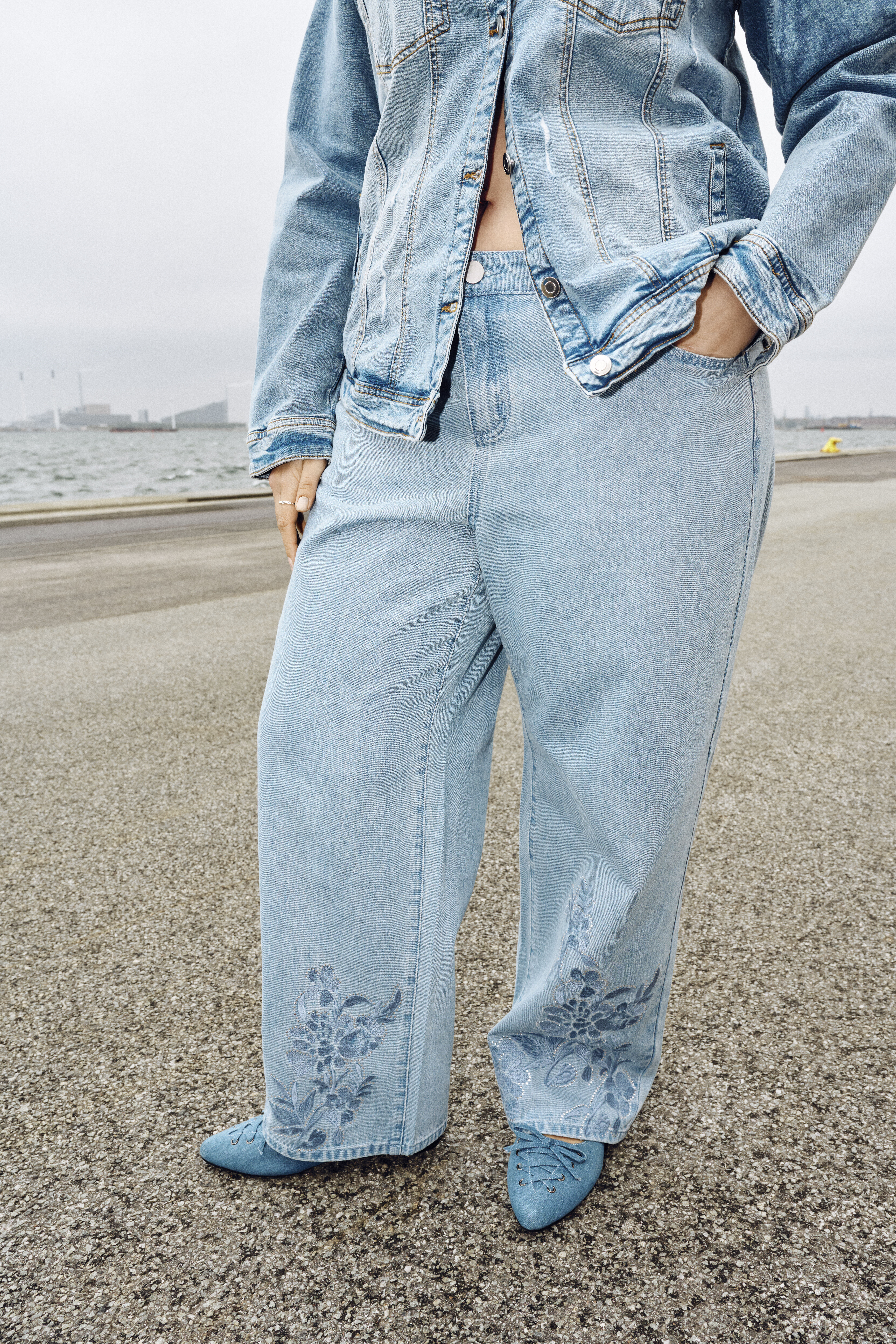 Jeans met wijde pasvorm en bloemendetails, , Model