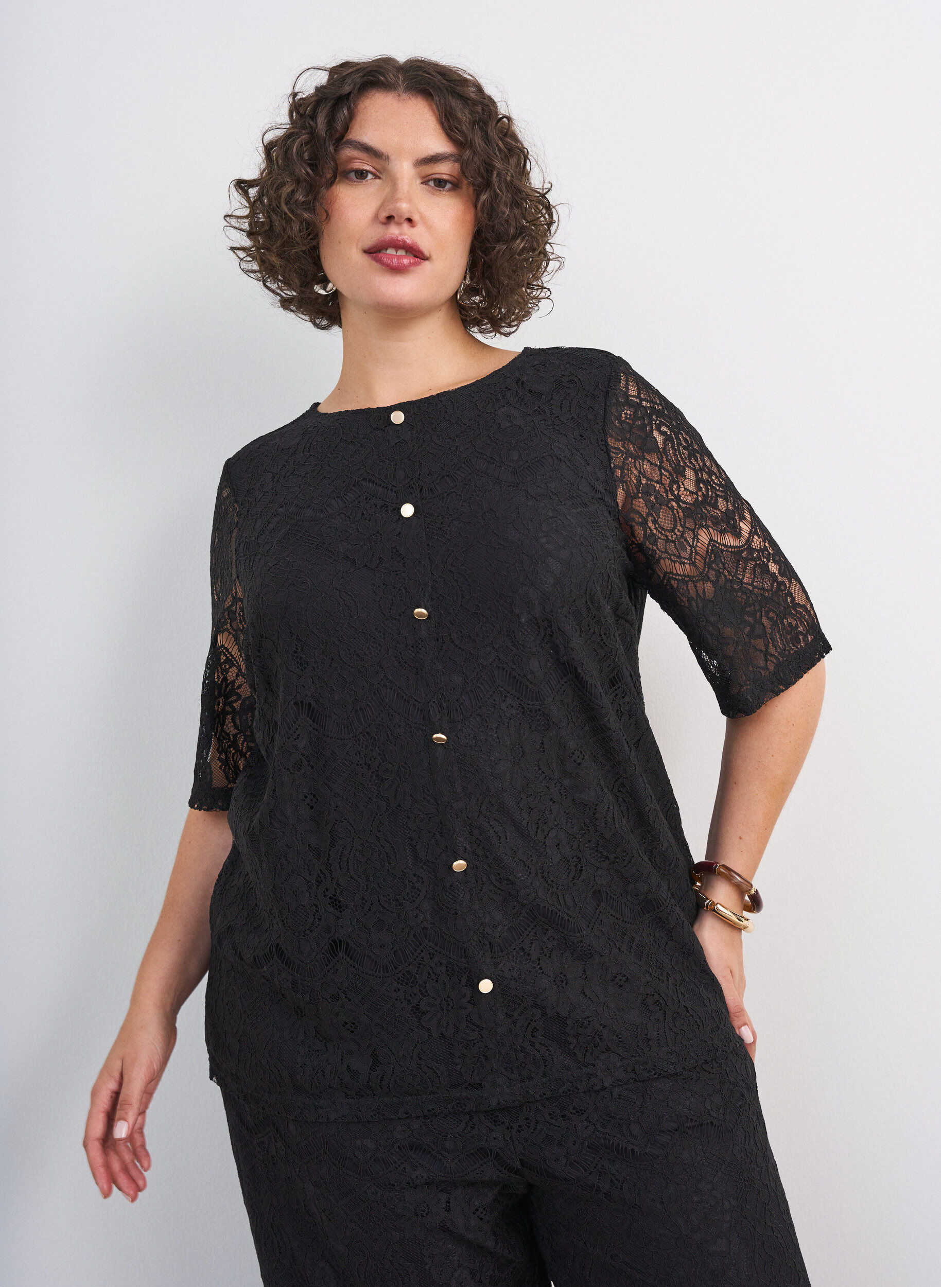 ZizziBlouse en dentelle avec boutons d&eacute;coratifs, Noir, Model image number 0