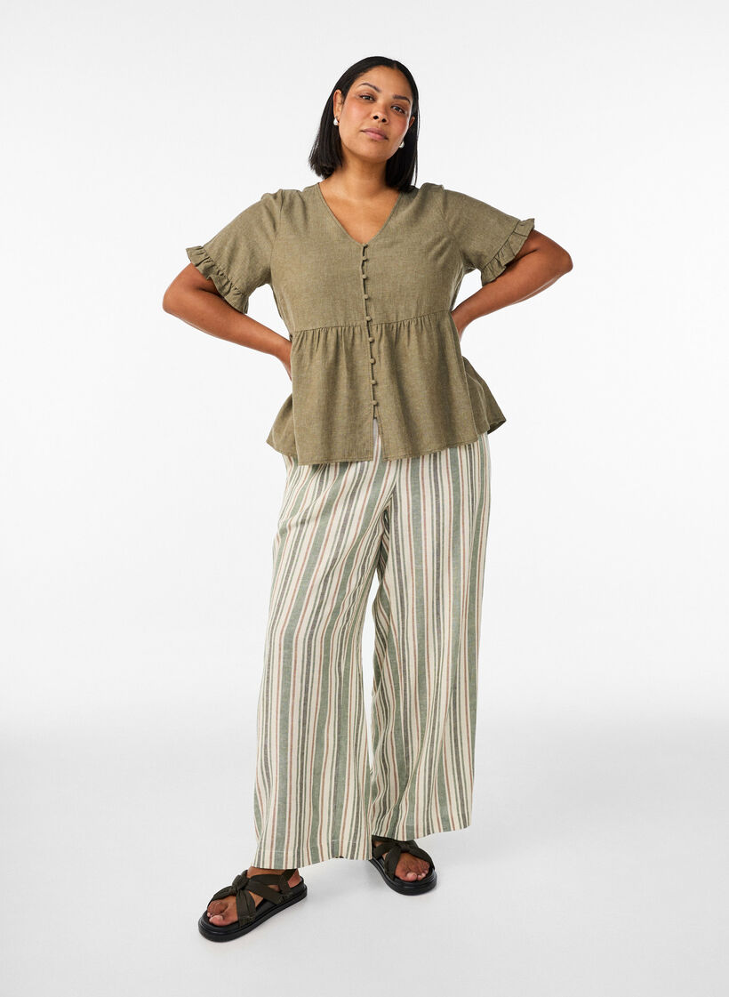 Blouse en lin et viscose avec un col en V et une fermeture boutonn&eacute;e, Vert, Model image number 1