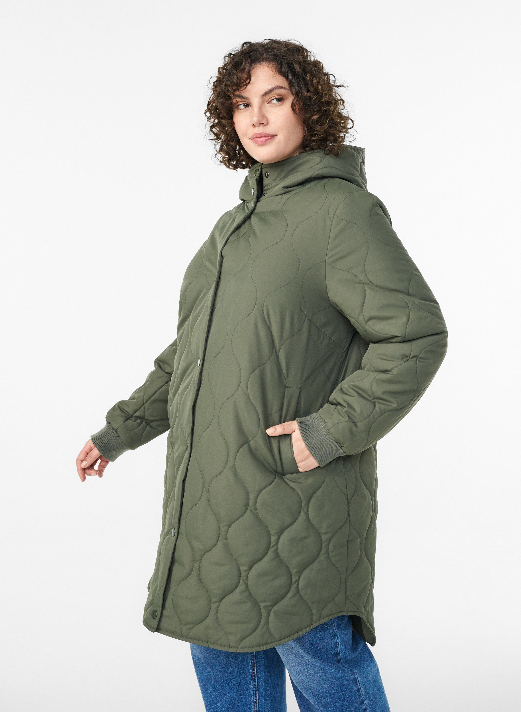Zizzi Veste matelass&eacute;e mi-longue avec capuche, Vert, Model image number 0