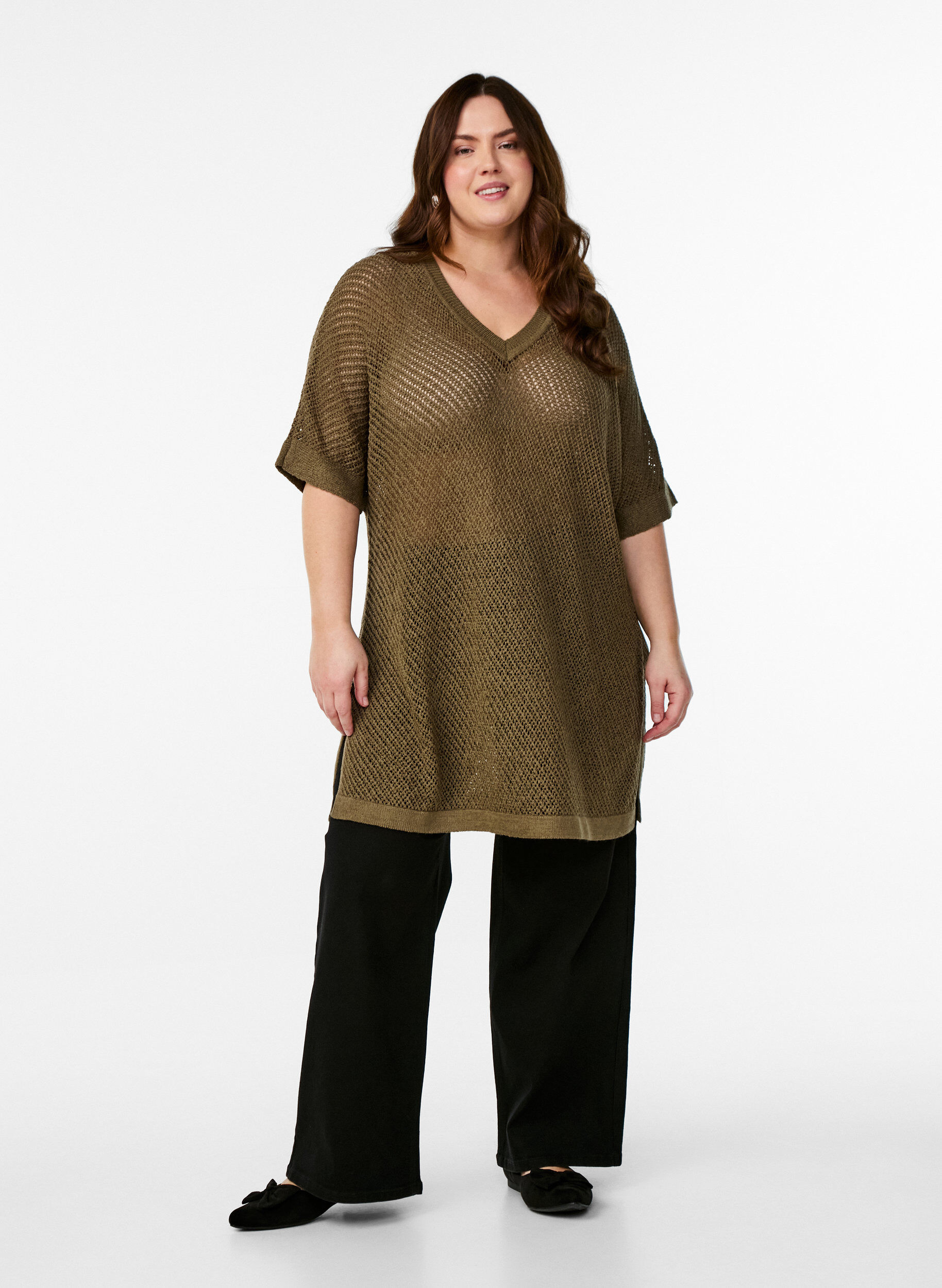 Zizzi FLASH - Chemisier en maille &agrave; manches courtes avec col en V, Vert Kaki, Model image number 1