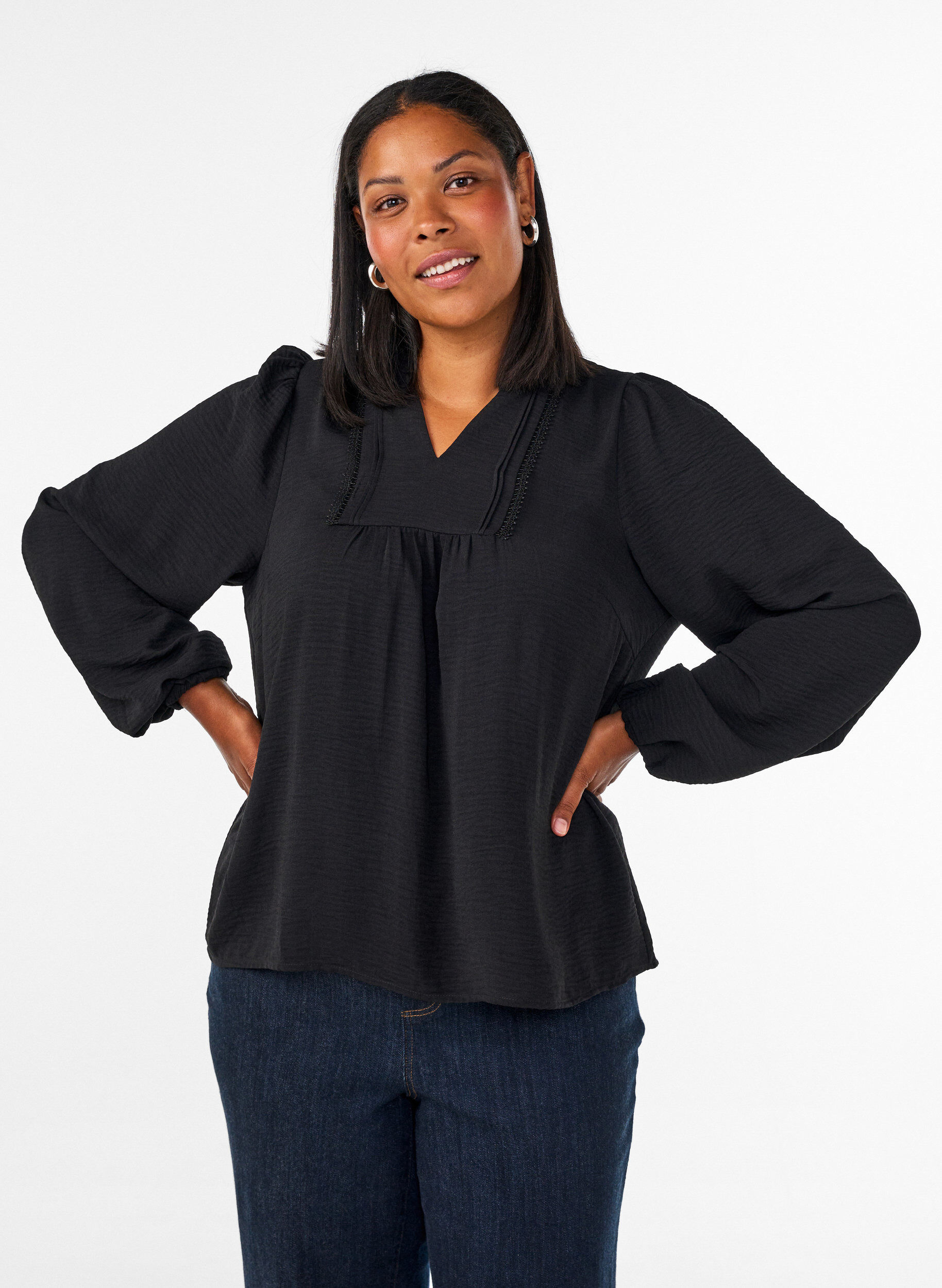 Blouse met V-hals en gehaakte sierband, Zwart, Model