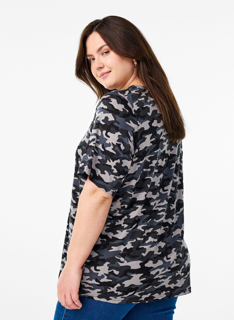 T-shirt met TENCEL&trade; Lyocell en camouflageprint, Grijs, Model image number 2