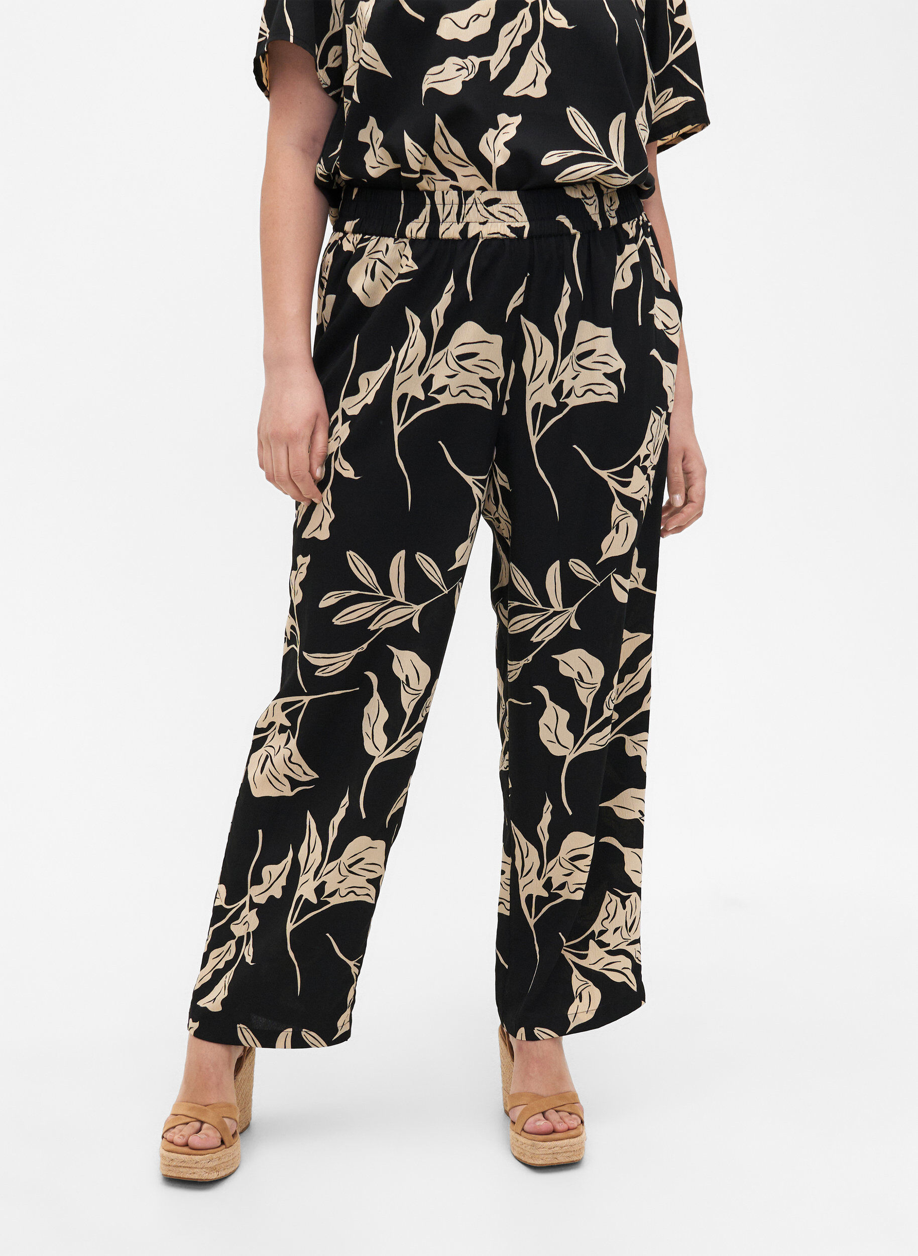 ZizziFLASH - Broek met print en zakken, Black Off White Fl., Model image number 2