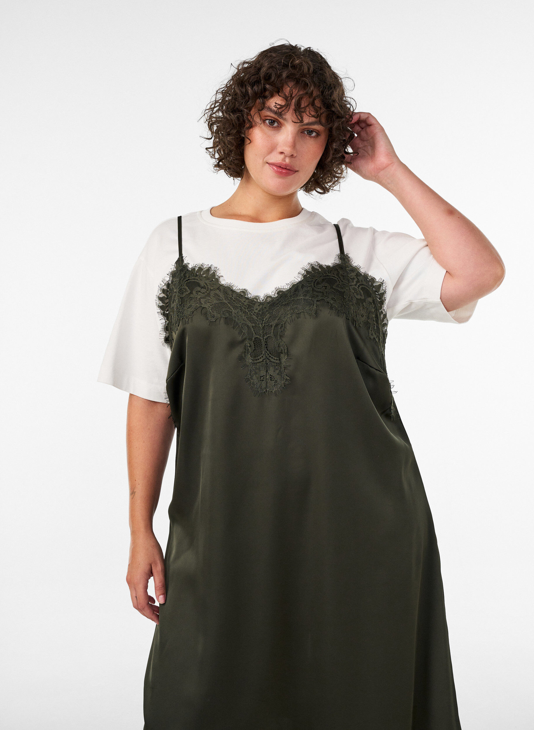 ZizziSatijnen jurk met kant en asymmetrische zoom, Groen, Model image number 3