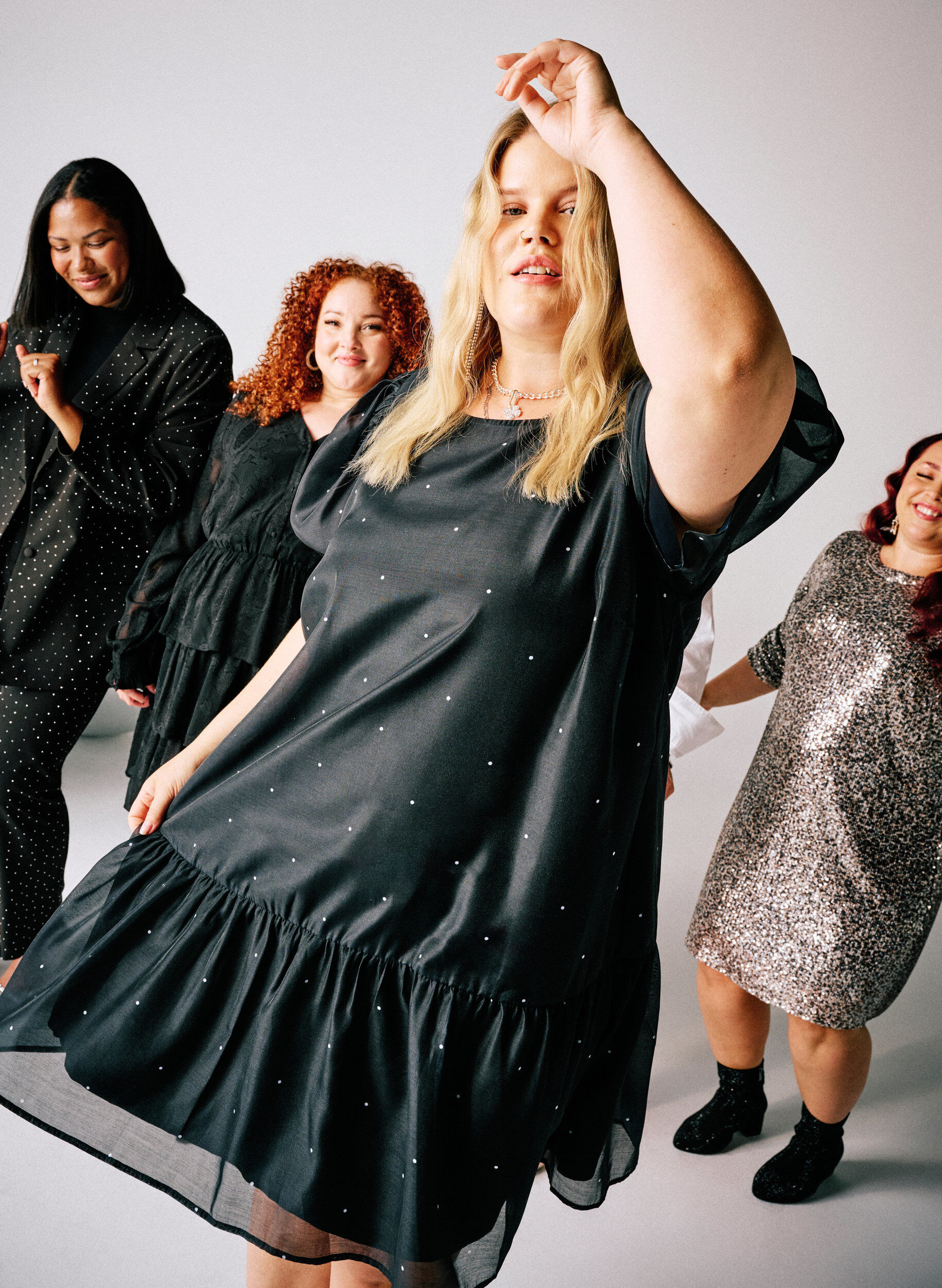 Zizzi Robe de soir&eacute;e mi-longue avec des manches transparentes, Noir, Image image number 0